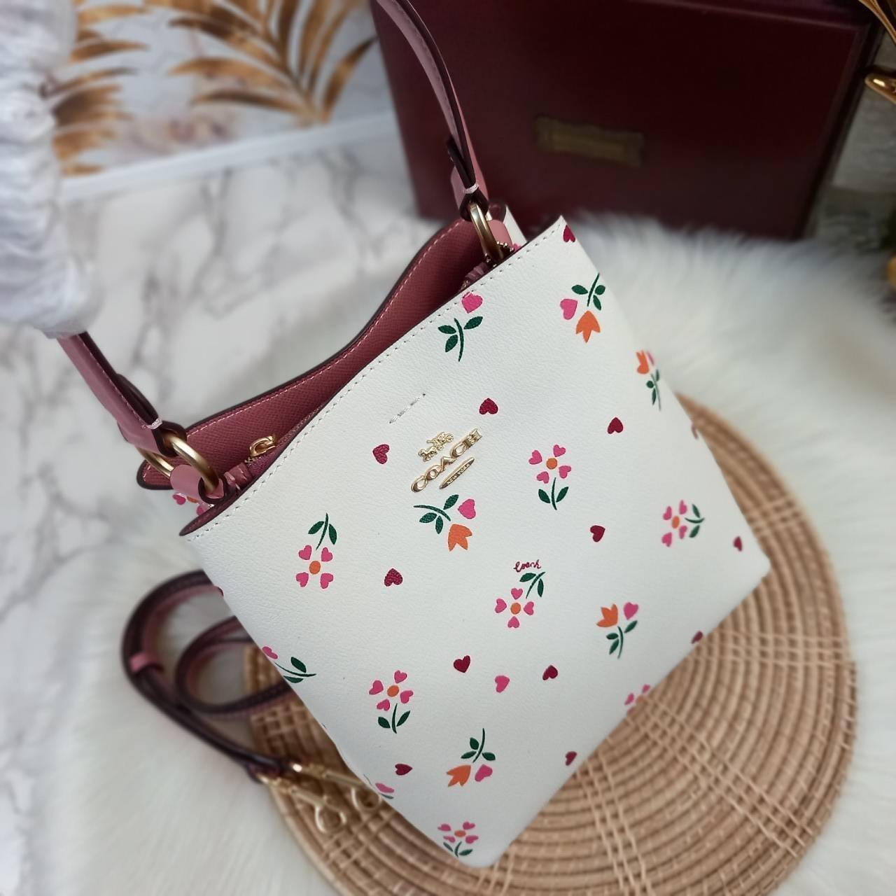 COACH SMALL TOWN BUCKET BAG WITH HEART PETAL PRINT(C7975//C7976)🌺💞กระเป๋าถือ กระเป๋าสะพาย ทรงฮิตยอดนิยมตลอดกาล>>ปริ้นลายดอกไม้รูปหัวใจมินิ น่ารักเกินเบอร์มาก🥰 ไม่ว่าจะออกมาคอลเลคชั่นไหนๆ ก็ครองใจสาวๆไปได้ทุกรุ่น/ วัสดุหนังแคน