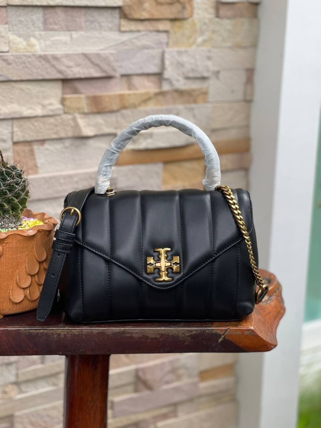 OUTLET 】Tory Burch Kira Top Handle Satchel มี2ขนาด Small/Medium กระเป๋าทรงใหม่ล่าสุดจากรุ่นคิร่า (Kira) มาในเทคนิคตัดเย็บควิลท์แนวขนาน ใช้วัสดุหนังเงานุ่ม สะท้อนแรงบันดาลใจแบบนิวยอร์กจากเบาะหนังในรถคลาสสิค Hardwareสีทองสวยหรู และจุดเด่นอีกรุ่นคิร่าคือความ