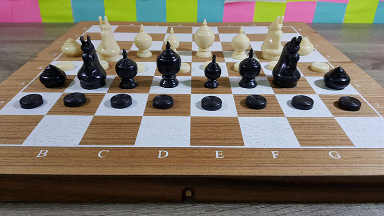 ชุดหมากรุกไทยพลาสติกกระดานถมขาวช่องขนาด5x5 cm