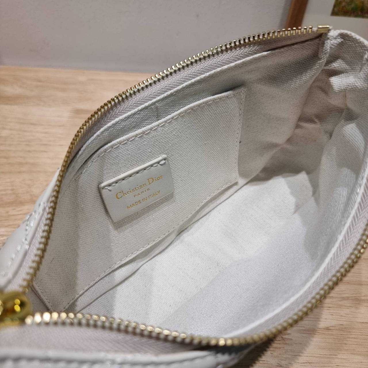Dior White Supple Macrocannage / CD LOUNGE BAG กระเป๋าสะพายทรงพอช สวยหรู ดีไซน์เรียบ แต่ดูแพง