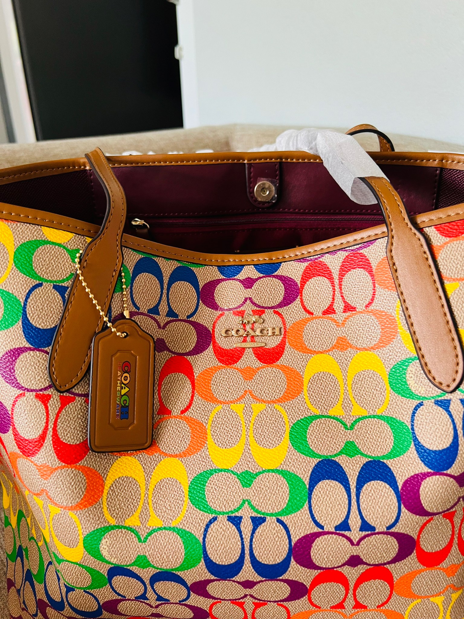 COACH CITY TOTE IN RAINBOW SIGNATURE CANVAS C4181 กระเป๋าสะพายข้างทรงโท้ทใบใหญ่ หนังลาย C สกรีนลายโค้ช รุ่นนี้ ปากกระเป๋าไม่มีชิป มีกระดุม แม่เหล็ก ด้านในมีช่องซิปไว้ใส่กระเป๋าเงินได้คะ เป็น รุ่นยอดนิยมคะ จุของได้เยอะมาก