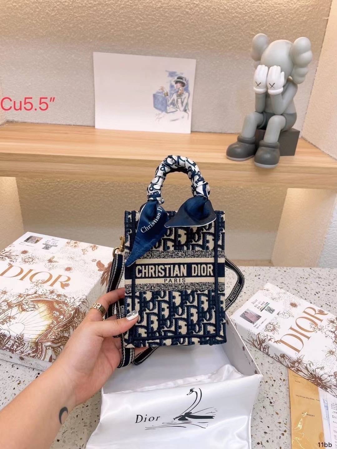 DIOR Mini Book Tote Phone Bag กระเป๋าสะพายทรงมินิโท้ท Shopping พร้อมสายสะพายสวยคลาสสิคถอดได้ ถือหรือสะพายได้ พกพาสะดวก ใช้งานง่ายสุดๆ วัสดุงานทอละเอียดคุณภาพดี ภายในเป็นช่องโล่ง ใบจริงงานสวยเกินเบอร์!! สวยงามเกินราคา ไม่ผิดหวังจ้า