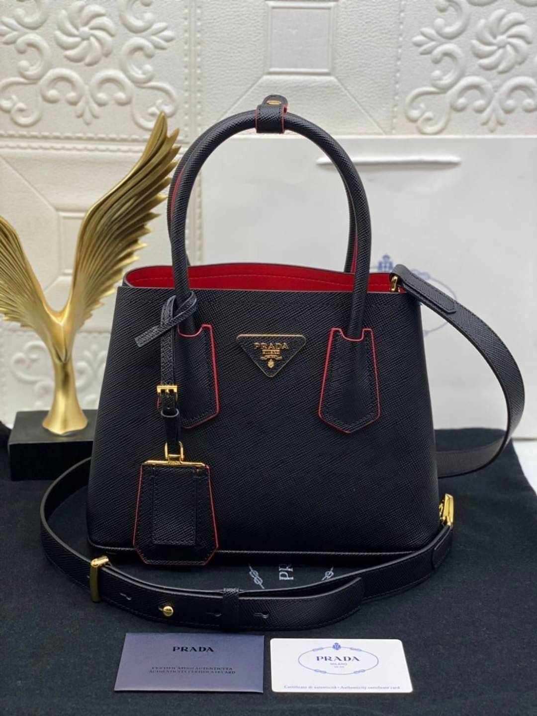 25cm Prada Small Saffiano Leather Double Bag / Prada Double Bag กระเป๋าสะพายพราด้า อีกหนึ่งรุ่นฮิต ให้พื้นที่จุของกว้างขวาง เป็น Tote Bag ใช้งานง่าย ได้ทุกที่ ทุกโอกาส ด้วยขนาดของกระเป๋าที่สามารถจุของได้หลากหลาย เป็นอีกรุ่นที่เหมาะสมสำหรับการเป็น Everyday