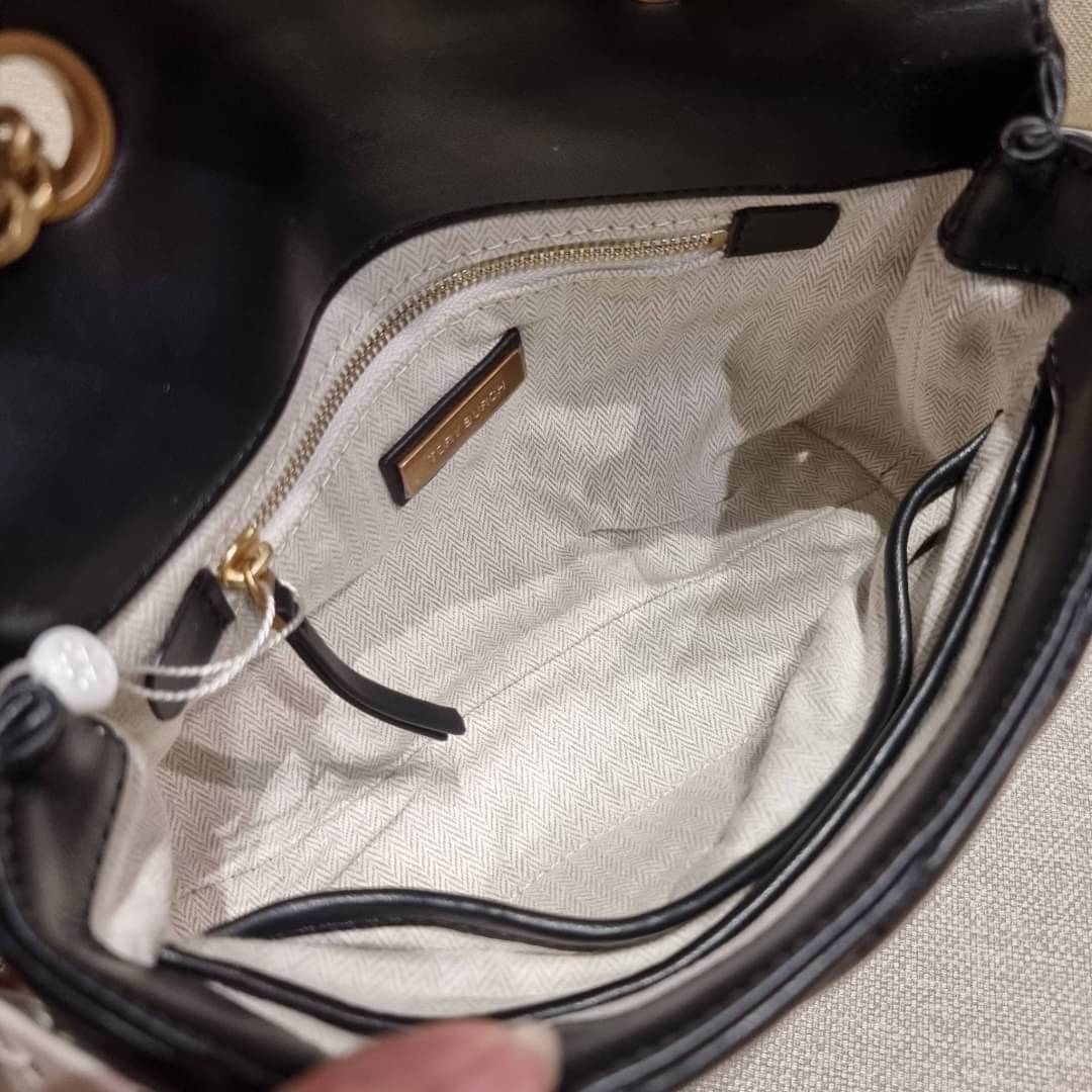 TORY BURCH KIRA CHEVRON CONVERTIBLE SHOULDER BAG (SMALL / MEDIUM) กระเป๋าสะพายรุ่นยอดฮิต ไซส์คลาสสิค ที่ใช้ยังไงก็ดูหรู ดีไซน์เฉพาะตัว วัสดุหนังแกะ สัมผัสนิ่ม เปิด-ปิดด้วยกระดุมแม่เหล็ก ภายในเป็นช่องโล่ง ใส่กระเป๋าสตางค์ มือถือ เครื่องสำอางค์ พาวเวอร์แบงค