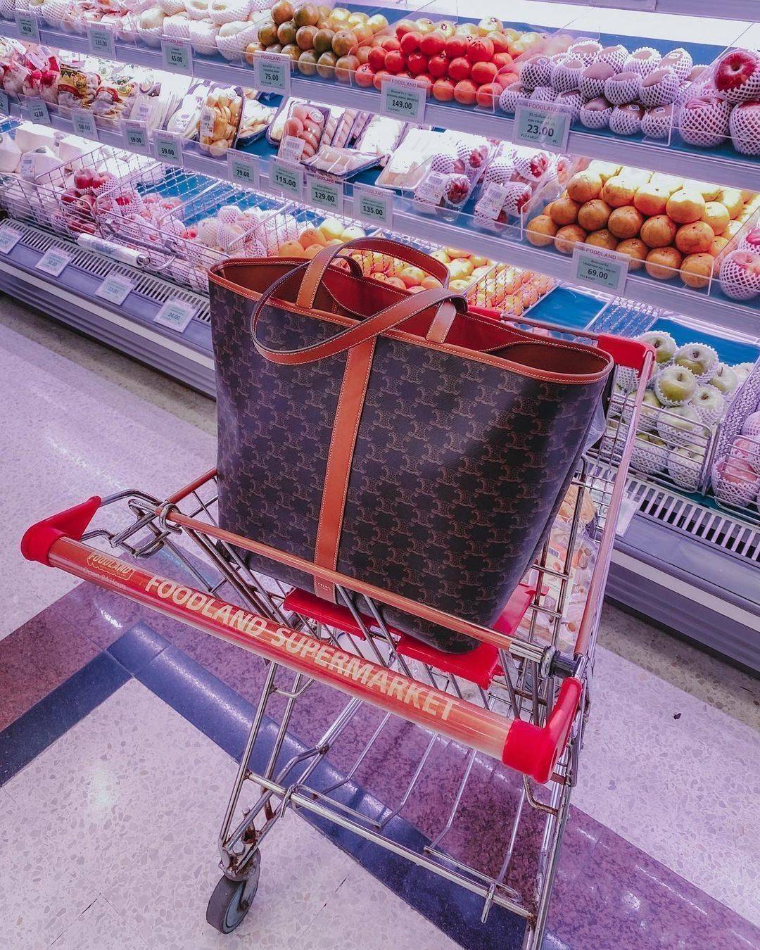 CELINE SHOPPING BAG VIP GIFT WITH PURCHASE GWP พรีเมี่ยมกิ๊ฟ Limited จาก CELINE HAUTEPARFUME DUTYFREE COUNTER วัสดุ TRIOMPHE CANVAS ดีไซน์ทรง TOTE สวยหรูคลาสสิคไม่มีเอ้าท์ ภายในโล่งกว้างและจุมากสามารถใส่เอกสาร A4 สัมภาระของใช้ได้เยอะจุใจ น้ำหนักเบาจะถือหร