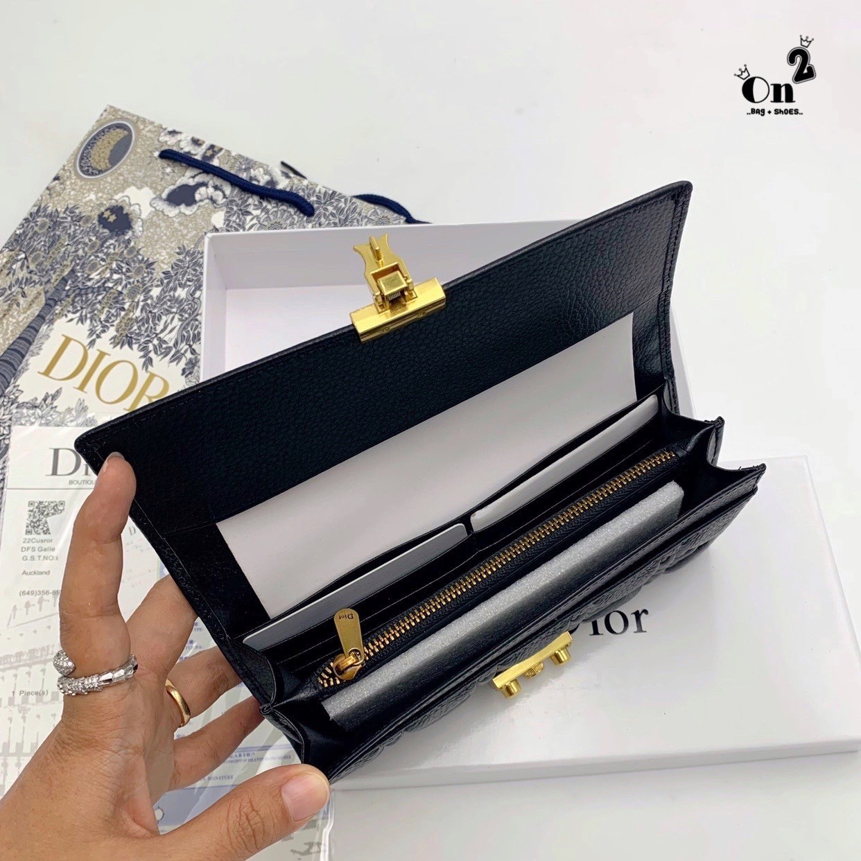 Dior Long Wallet กระเป๋าสตางค์ใบยาวทรงคลัช งานสวยหนังนิ่มมาก มาพร้อมอะไหล่สีทองหรูหรา ด้านในมี 3 ช่องใช้งาน งานจริงคือสวยมาก มาให้สาวๆเลือกใช้กัน 3 โทนสี ราคาดีย์มากกน้าาา