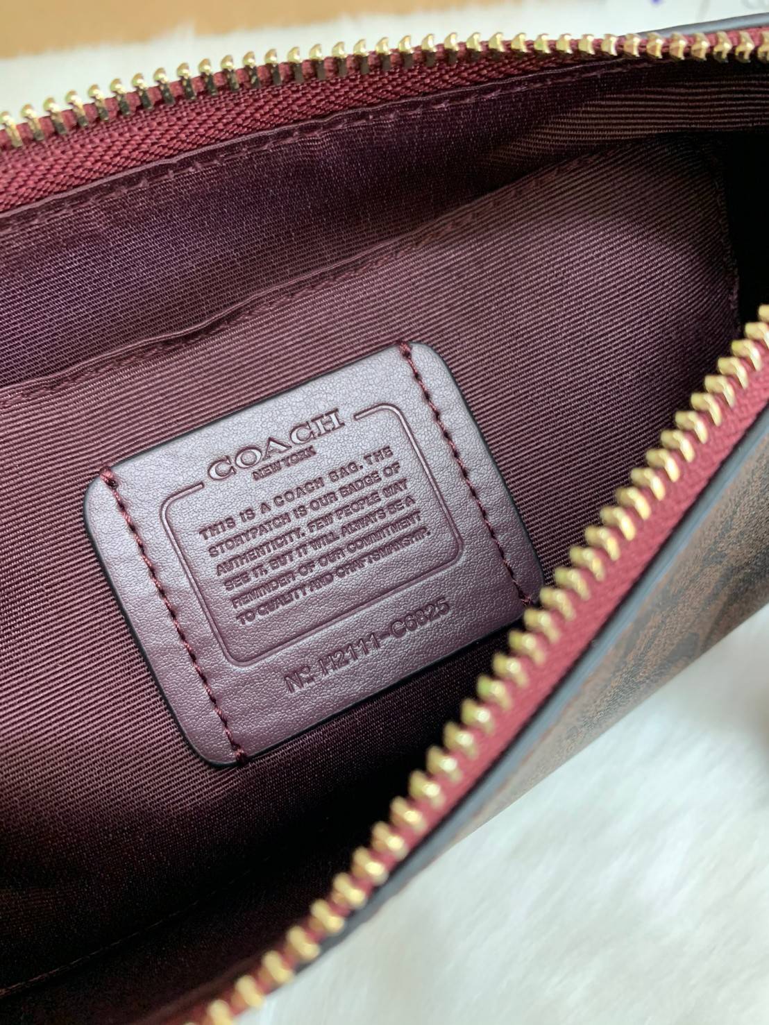 สีเข้าใหม่ สวยมากจริงค่ะ!! COACH JES BAGETTE IN BLOCKED SIGNAATURE ((C6825)) 📌พร้อมส่งที่ไทย สินค้าเข้าใหม่ลาสุดค่ะ! กระเป๋าสะพายครอสบอดี้ร์ หนังแท้ น้ำหนักเบา ทรงสวย 🔺ตัวกระเป๋าเป็นหนังลายC สลับสีได้ลงตัวสวยงาม โดดเด่น น่าใช้มากๆค่ะ!