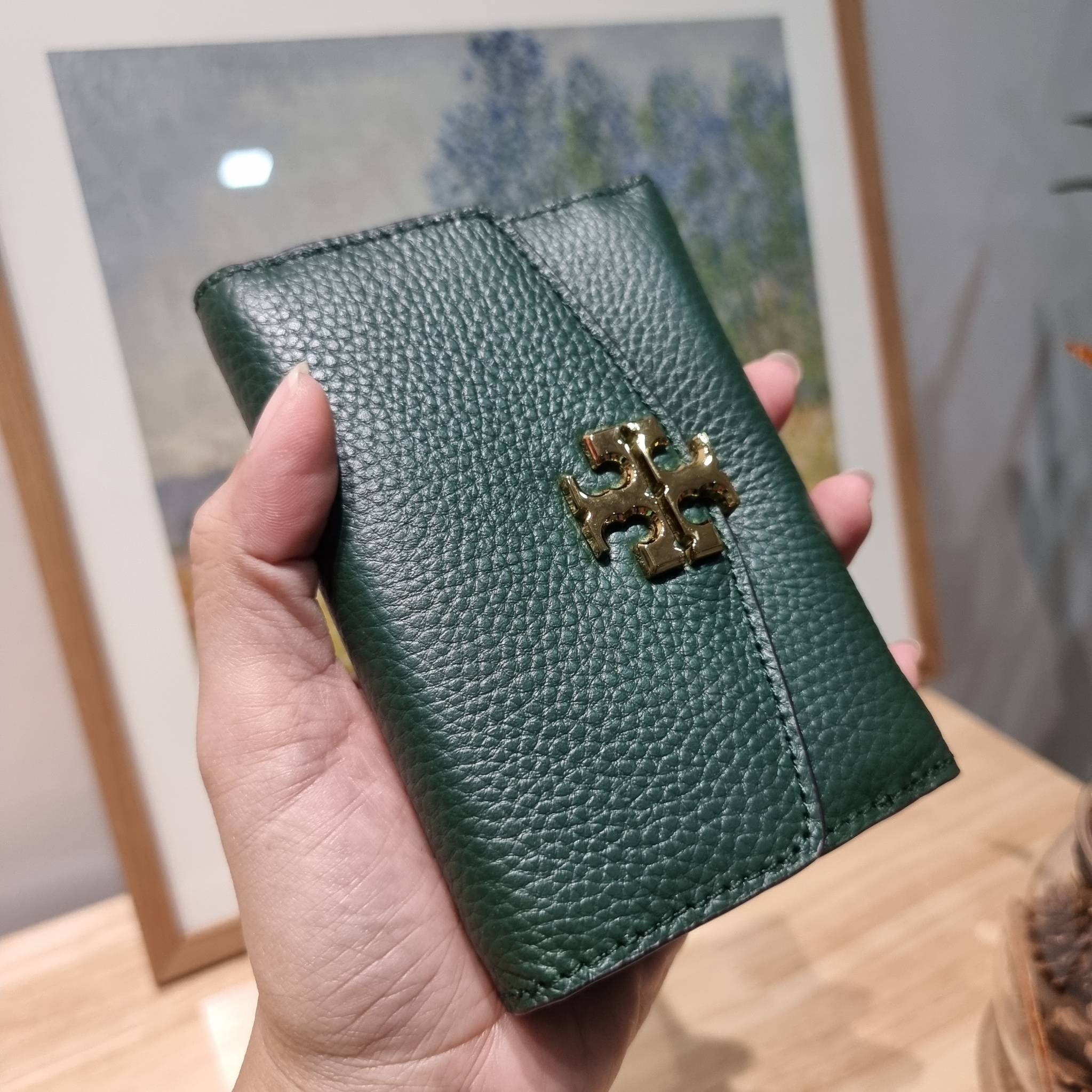 TORY BURCH KIRA MIXED MATERIALS MEDIUM FLAP WALLET กระเป๋าสตางค์ใบกลาง รุ่นยอดนิยม ดูหรูหรา ดูแพง ดีไซน์คลาสสิค ขนาดกำลังพอเหมาะ