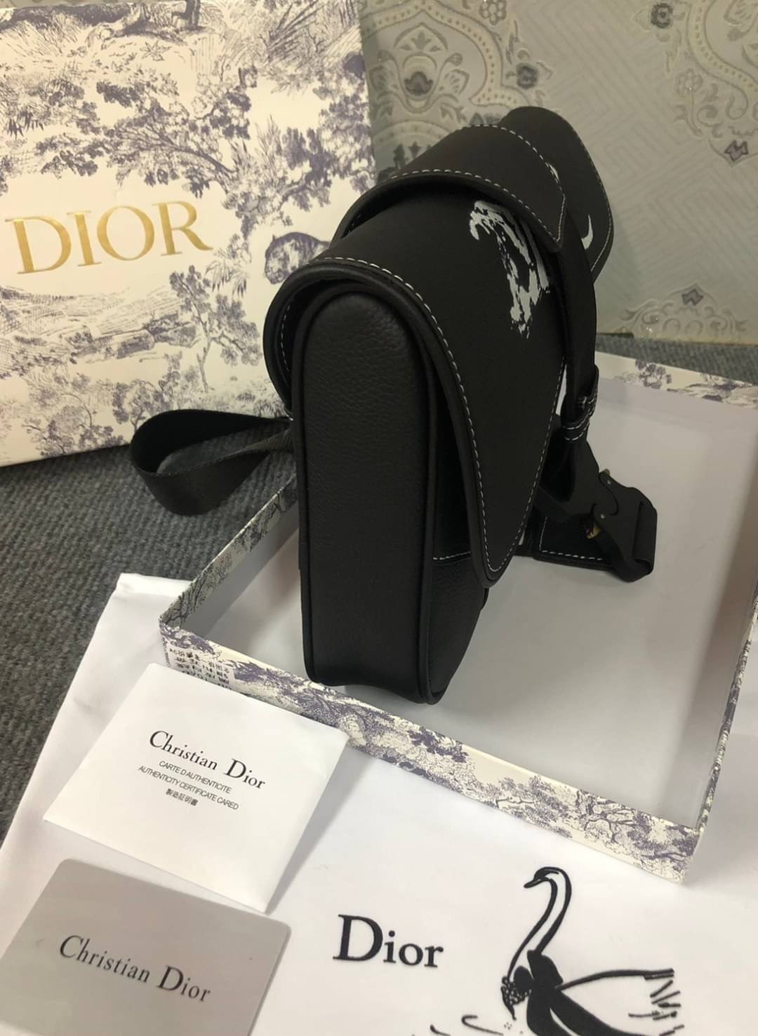 หนังแท้ Dior x Peter Doig Saddle Bag PRINT BLACK LEATHER SADDLE BAG / Dior Waist Bag / Dior Belt Bag / Dior Saddle พร้อมส่งที่ไทย ภาพสินค้าถ่ายจากงานขายจริง ใช้งานต่างประเทศได้ค่ะ