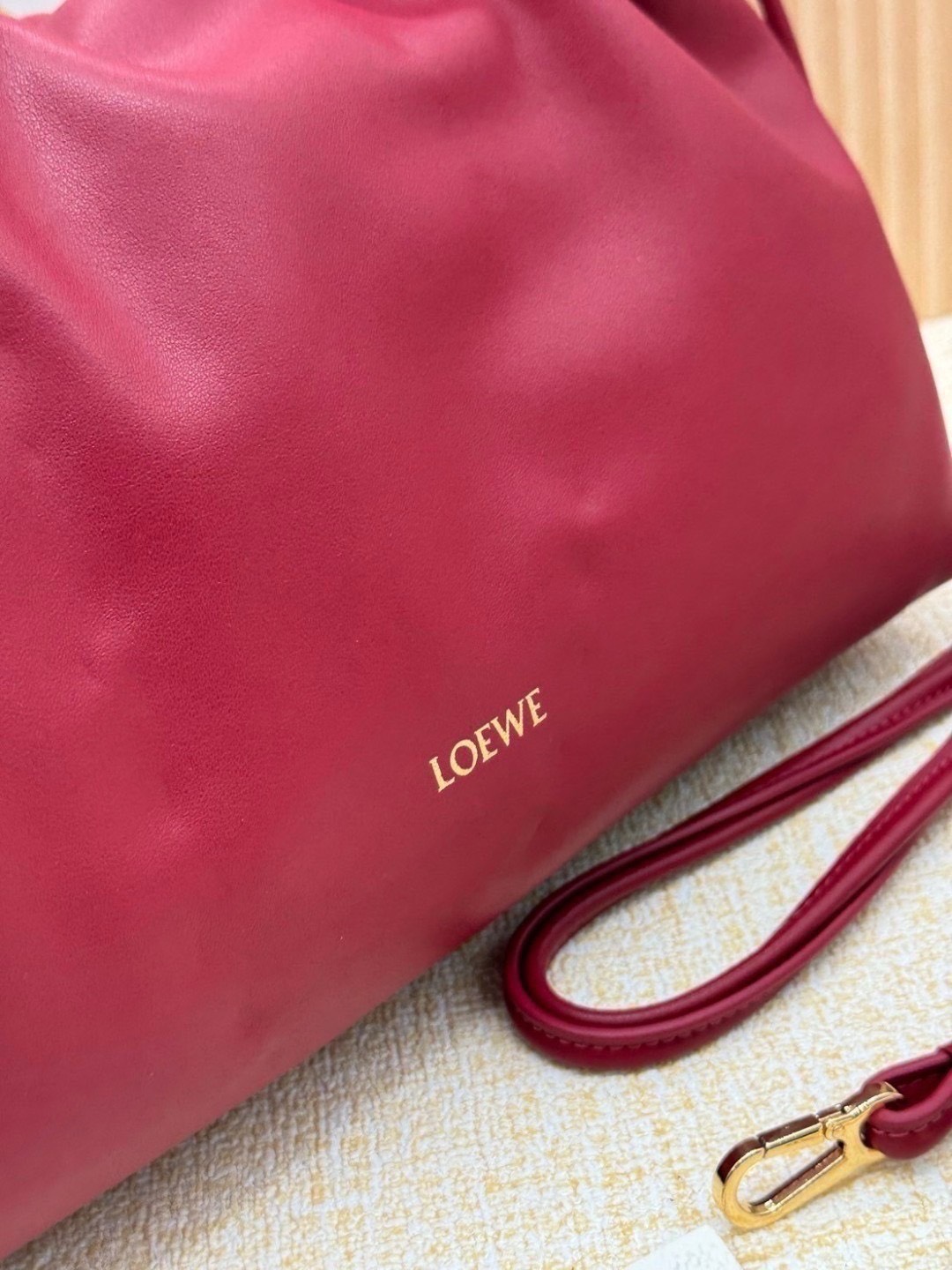 ORI หนังแท้ | Medium Loewe Flamenco purse in mellow nappa leather 30cm กระเป๋าสะพายทรงคลัช เรียบหรูดูแพง เรียบง่ายใช้งานสะดวก หนังแนปป้าให้สัมผัสนุ่มสบายผิว มาพร้อมสายสะพายร้อยห่วงหรูหรา