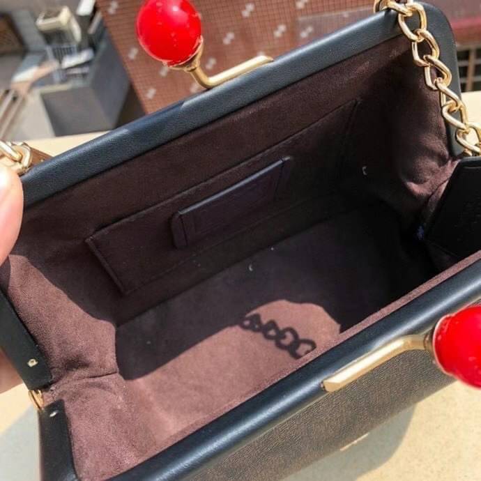 NORA KISSLOCK CROSSBODY (COACH C1451) ครอสบอดี้รุ่นนี้ น่ารักมากค่ะ ขนาดกำลังน่ารักเลยค่ะ ลูกคุณมากๆ ไม่เล็กและไม่ใหญ่มากเกินไป รุ่นนี้สามารถถอดสายสะพายได้ค่ะ ใส่ไอโพนตระกูลพลัสได้ ใส่กระเป๋าสตางค์ใบเล็กได้สบายๆเลยค่ะ