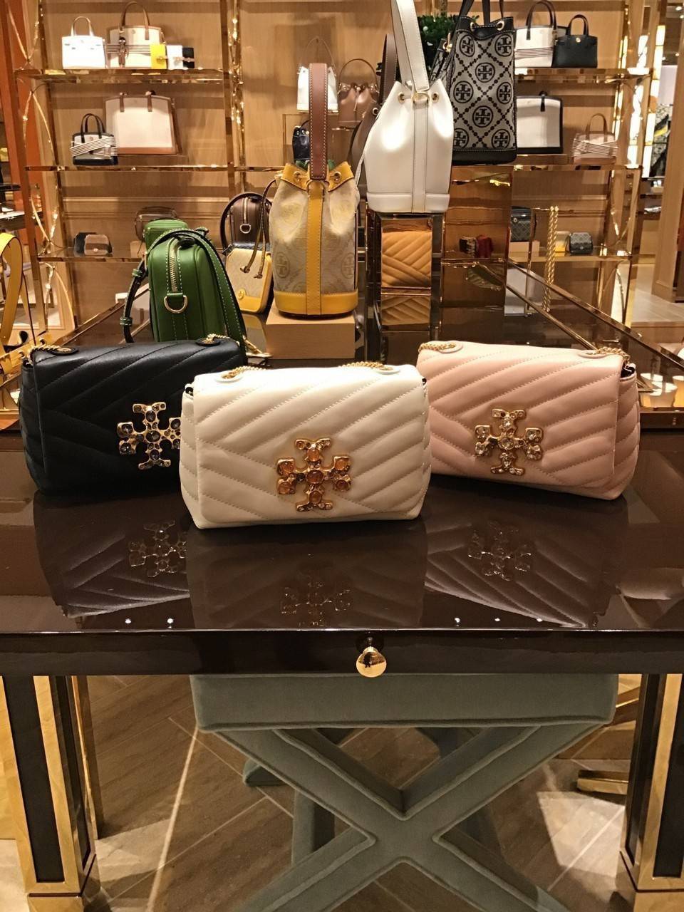 TORY BURCH KIRA CHEVRON EMBELLISHED LOGO MINI BAG ตามคำเรียกร้องจ้า!! ไซส์มินิ สะดวกใช้ พกพาง่าย สไตล์คุณหนู!! กระเป๋าสะพายข้าง ดีไซน์ทรงคลาสสิค โดดเด่นด้วยโลโก้ดีไซน์ประดับเม็ดสี เพิ่มมูลค่าและดึงดูดสายตามากขึ้น วัสดุหนังแกะ สัมผัสนิ่มมือ เปิด-ปิดด้วยกระ