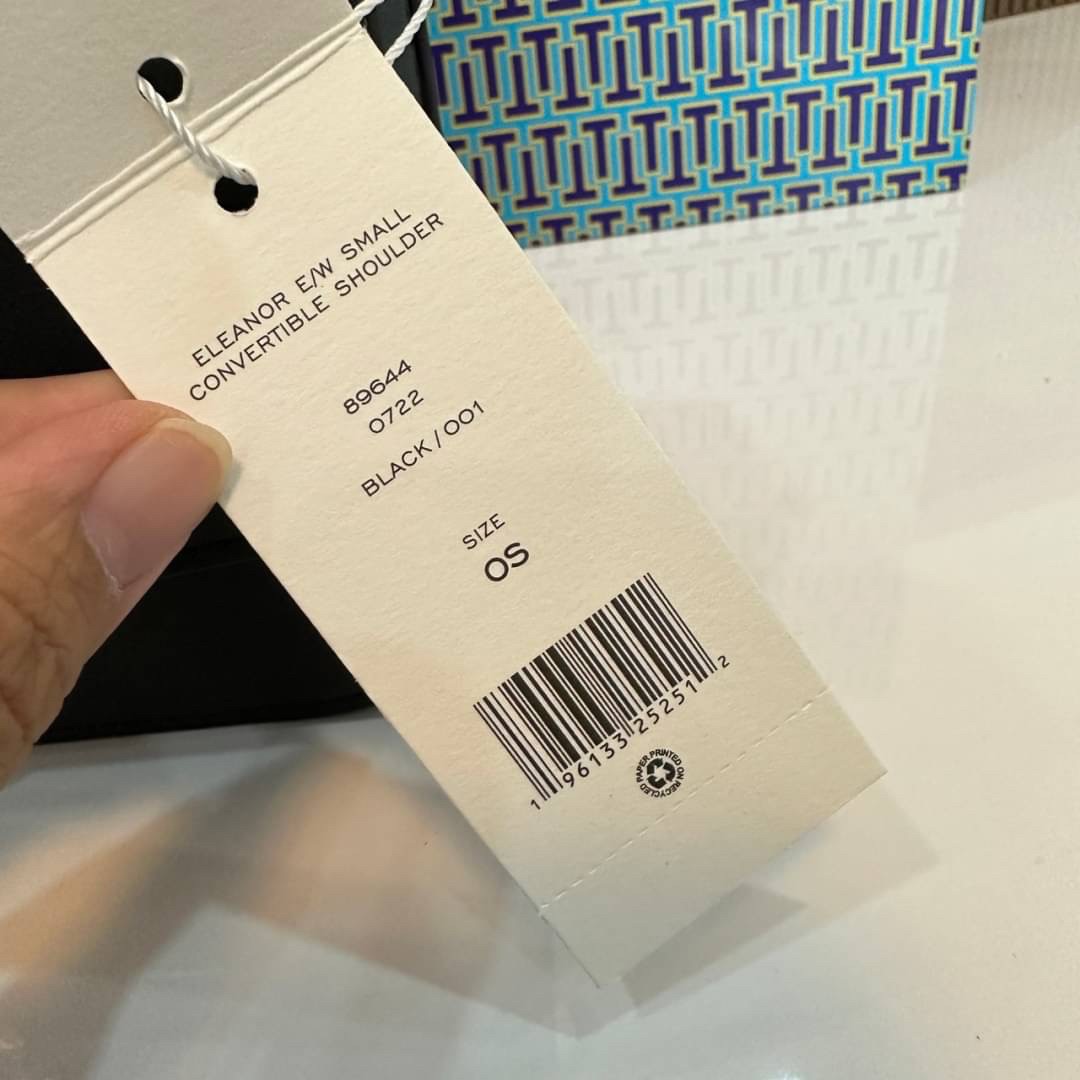 TORY BURCH ELEANOR SMALL LONG CONVERTIBLE SHOULDER กระเป๋าสะพายทรงยาว E/W Eleanor Convertible สูดหรู ดูแพง หนังแท้ เรียบสวยหรู โดดเด่นด้วยป้ายโลโก้สีทอง ลาย Double T อันเป็นเอกลักษณ์ ภายในช่องโล่งกว้างสามารถใส่โทรศัพท์ได้ทุกรุ่น สามารถใส่กระเป๋าสตางค์ใบยา