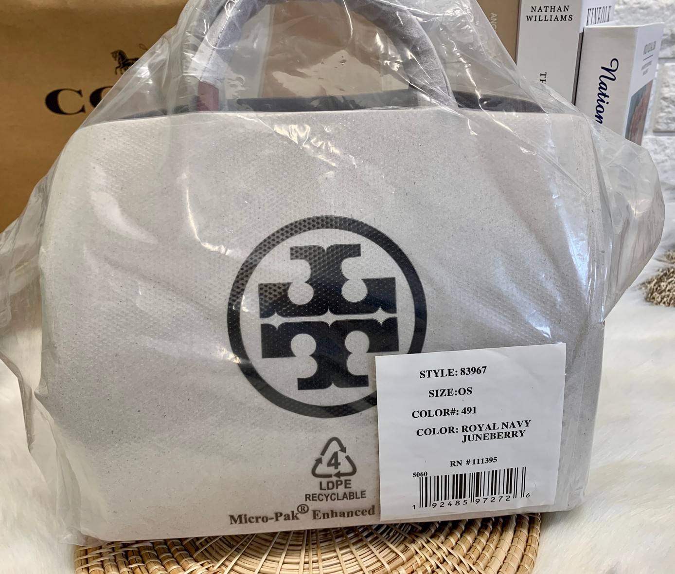 TORY BURCH T Monogram Color-block Barrel Duffle พร้อมส่งที่ไทย สวยก่อนใคร ใบใหญ่ ใส่จุไปเลยจ้าา😘 ✔️กระเป๋าทรงหมอน วัสดุหนังแท้ชั้นดีที่สุด หนังเรียบนิ่มสวย ✔️เปิดปิดกระเป๋าด้วยซิปคู่แบบมีหนังห้อย ภายในกว้างมากสำหรับไซด์นี้ หายห่วงไปเ