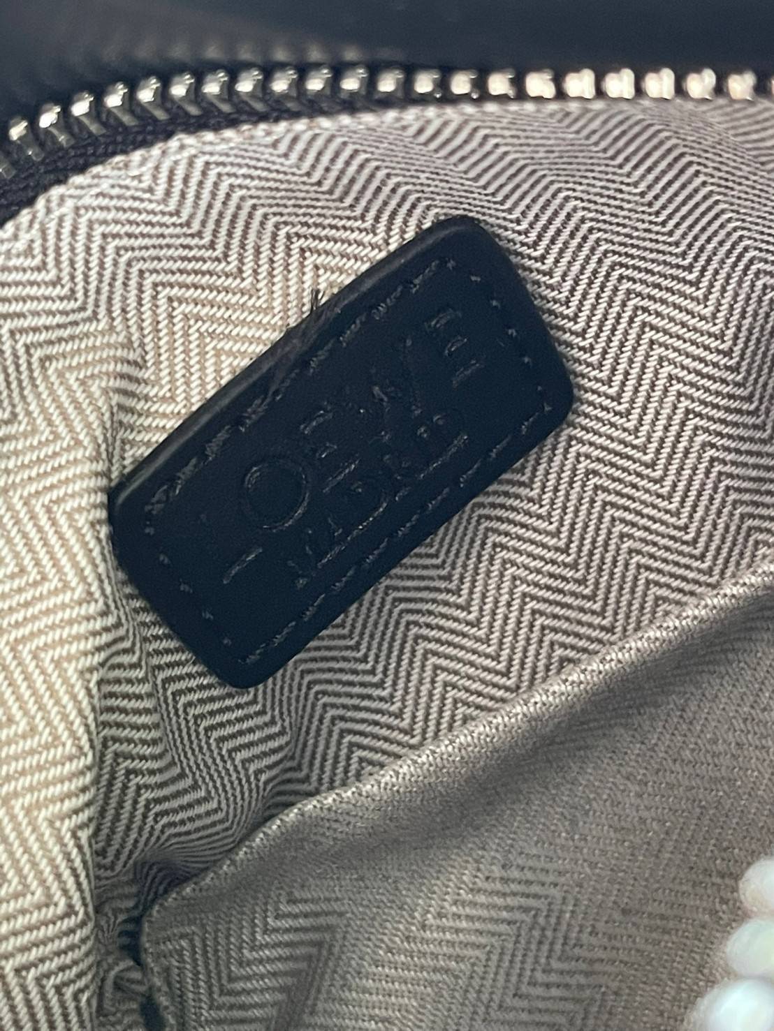 Loewe Puzzle Bag In Classic กระเป๋าทรง Puzzle นี้ออกแบบโดย Jonathan Anderson โดยได้รับแรงบันดาลใจในการออกแบบมาจากรูปทรงของลูกรักบี้ ดังนั้น จึงจะเห็นได้ว่าการตัดเย็บและรูปทรงของกระเป๋านั้นคล้ายคลึงกับลูกรักบี้ รูปทรงดูมินิมอลไม่ทิ้งคอนเซ็ปต์ของแบรนด์ สามา