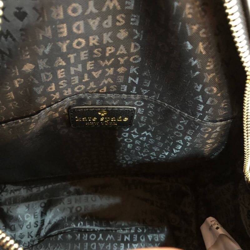 kate spade (spades) Back pack กระเป๋าเป้สะพายหลัง วัสดุหนังpu อยู่ทรง น้ำหนักเบา ใส่ของได้เยอะ ขนาดกำลังดีไม่ใหญ่จนเกินไป ภายในซับด้วยผ้าลายแบรนด์ มีสายสั้นสำหรับถือ สายสะพายยาวปรับได้ 5 ระดับ
