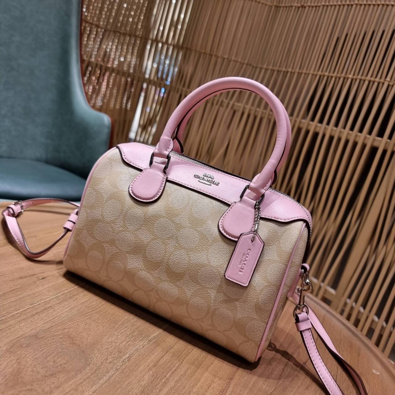 COACH F32203 MINI BENNETT SATCHEL IN SIGNATURE CANVAS กลับมาอีกครั้ง!! กับกระเป๋าทรงหมอนยอดฮิต 🥳 มีกี่สีก็ขายหมด วัสดุหนังแคนวาสเคลือบลาย ทรงสวยใช้งานได้ทุกโอกาส ภายในโล่งกว้างใส่ของได้เยอะ มีหูจับในตัว และสายสะพาย crossbody ปรับได้ตามตัว ใบนี้ไม่
