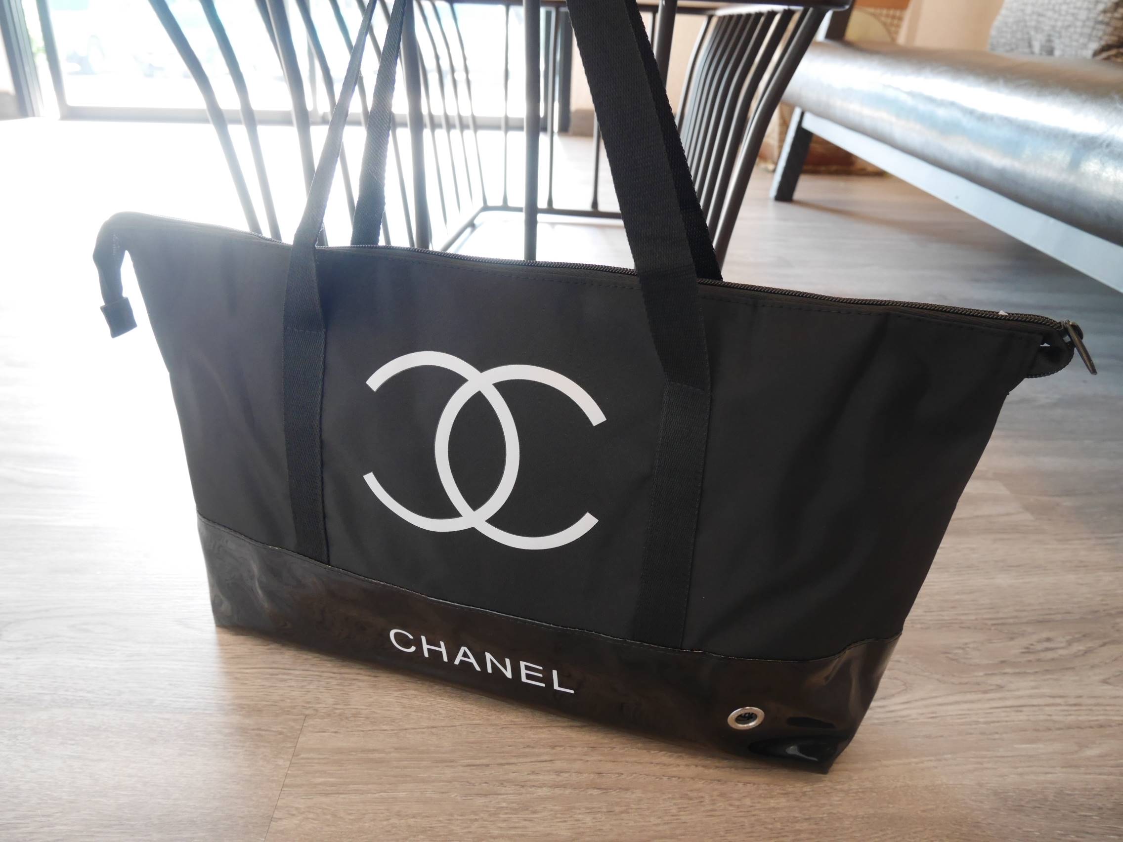 New! กระเป๋าใบใหญ่ทรง Tote จากแบรนด์ Chanel VIP gift Bag ของแท้ 100% ทำจากผ้าหนา Polyester ฐานล่างกระเป๋าทำจากหนังแก้วผิวมันเงา สวยหรู สกรีนโลโก้ชาแนลหน้าหลัง หัวซิปปั้มโลโก้ ด้านในเป็นช่องกว้าง และมีอีกหนึ่งช่องเก็บของ รุ่นนี้สะพายไหล่ สวยมาก น้ำหนักเบา