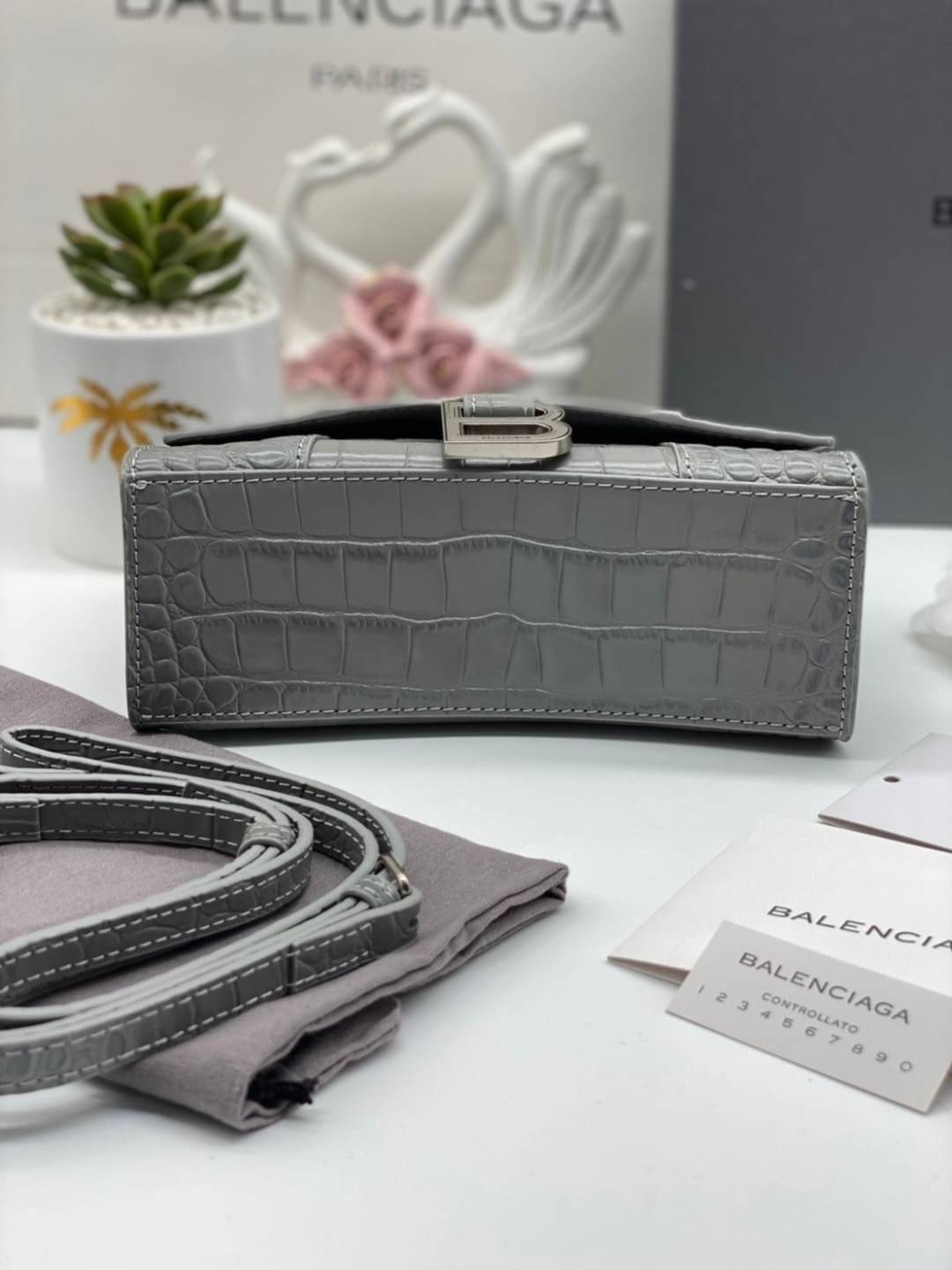 หนังแท้ BALENCIAGA HOURGLASS TOP HANDLE XS Shiny crocodile embossed calfskin การสร้างสรรค์ที่มีเอกลักษณ์เฉพาะตัว หรูหรา โทนสีโดดเด่น วัสดุหนังแท้ลายจระเข้ ภายในโล่งกว้างหนังแนปป้าอย่างดี เกรดออริจินอล ตอบโจทย์ได้ทุกลุค ทุกไลฟ์สไตล์ ภาพสินค้าถ่ายจากงานขายจ