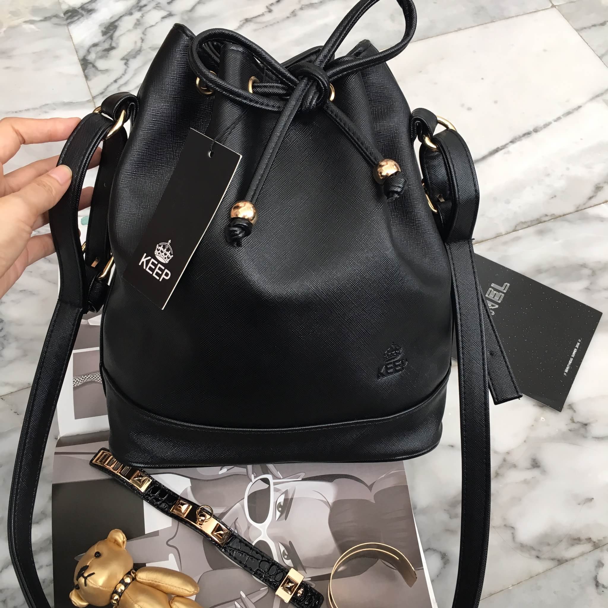 กระเป๋า KEEP Bucket มาคะ รุ่นนี้หนัง saffiano อย่างดี ด้านหน้า pump logo brand สวยมากคะ ตัดกับอะไหล่ทอง ทรงสวย น้ำหนักเบา จุของได้เยอะมากคะ ใครที่ชอบทรงนี้ห้ามพลาดเลยคะ แนะนำ