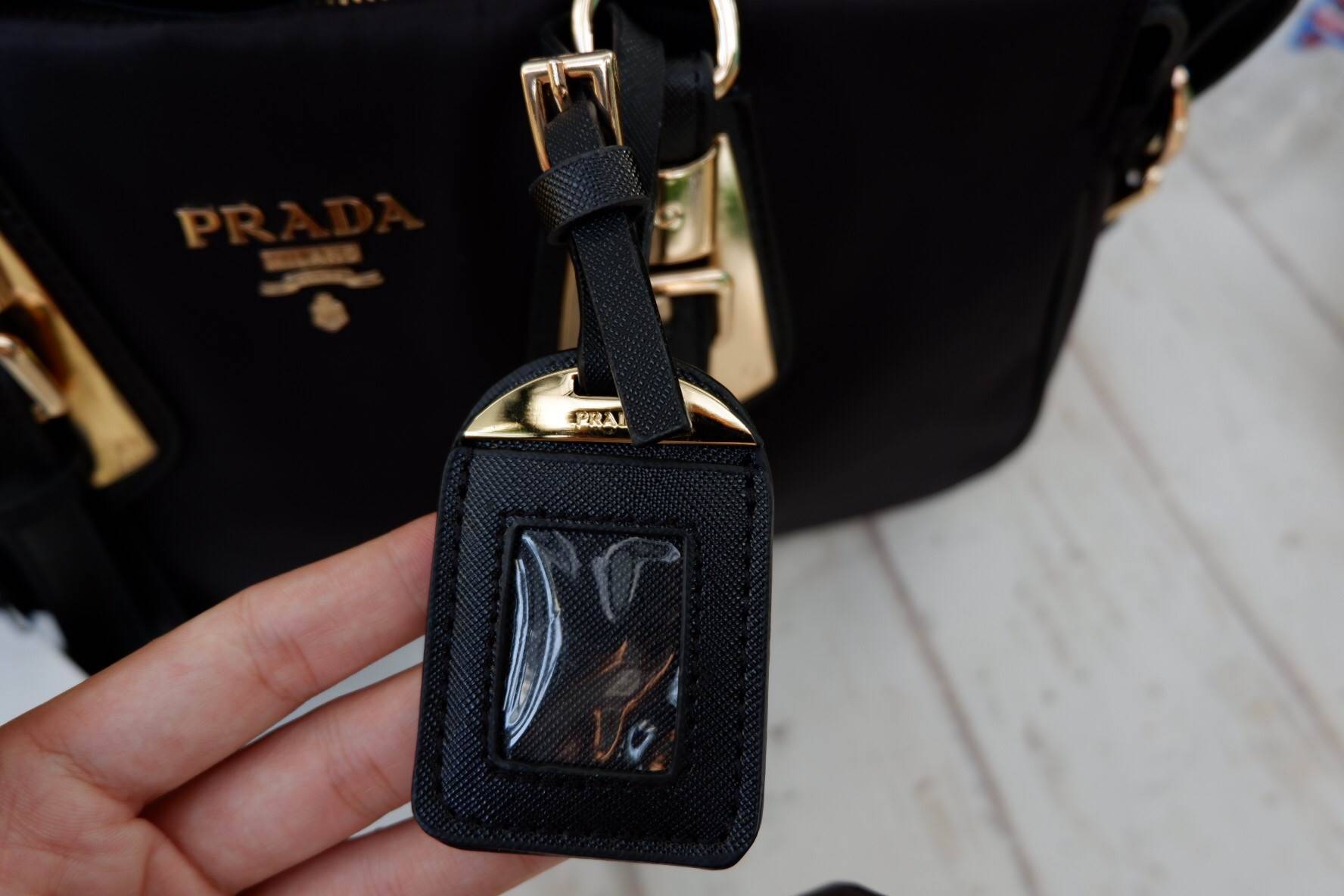 รุ่นขายดีเว่อวัง กลับมาแล้วค่า! กระเป๋าสะพาย จากงานพรีเมี่ยมกิ้ฟ แบรนด์ PRADA เป็น กระเป๋าผ้าไนล่อน สลับหนัง จุของได้เยอะ สะพายไหล่ได้ เปิดปิดด้วยซิป ถือก็สวยๆ มีสายยาวค่ะ ใช้แล้วสวยมากๆคุ้มเกินราคารับประกัน รีบช้อปก่แนหมดน้าาา Don't miss เลยค้าาา
