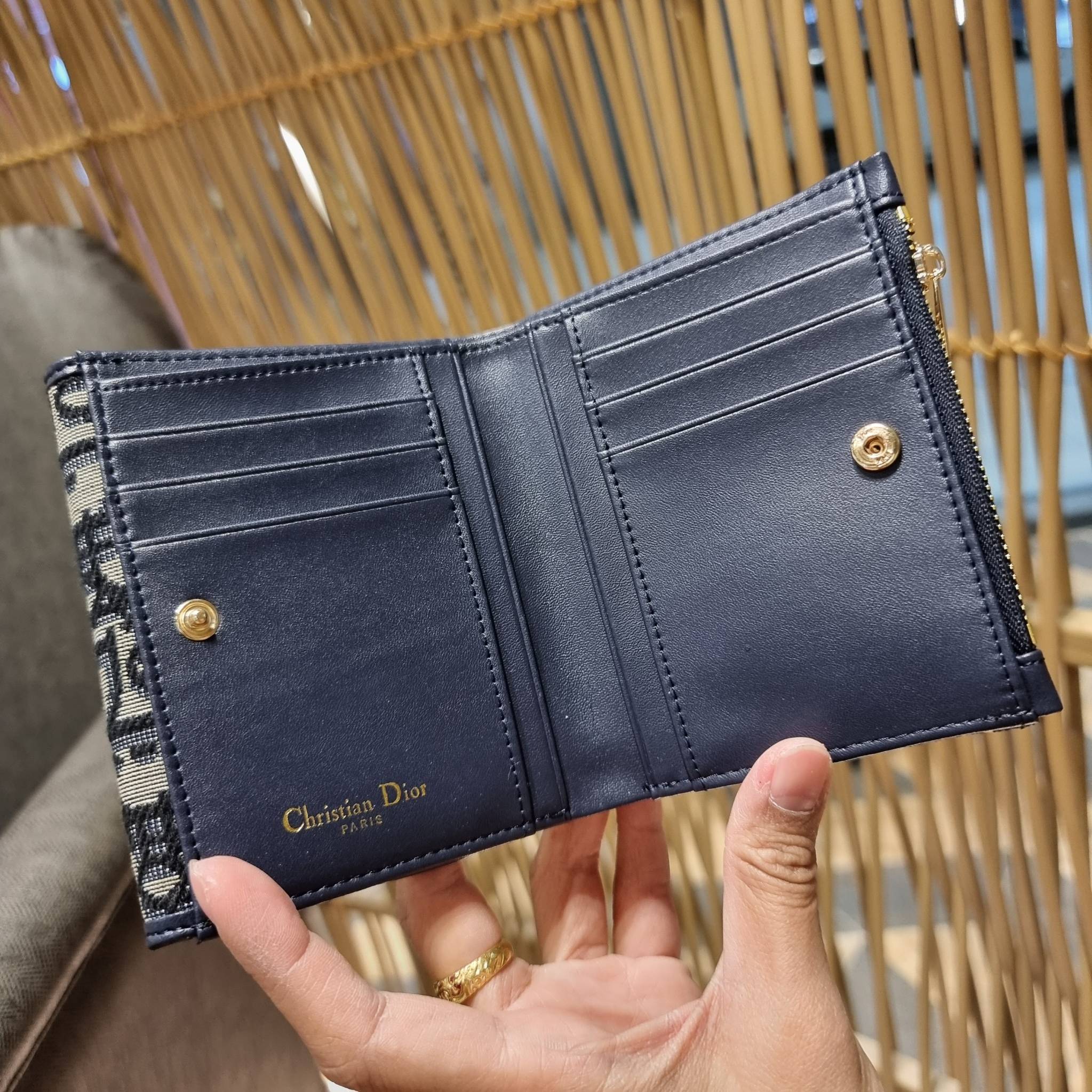 VIP 】CD MULTI WALLET WITH GWP กระเป๋าสตางค์ขนาดเหมาะมือ กำลังสวย พรีเมี่ยมกิ๊ฟจากเคาน์เตอร์ ดีไซน์แบบพับ ใช้งานง่าย พร้อมช่องซิปในตัว วัสดุผ้าแคนวาสปักลาย สลับหนังแท้ภายใน ภายในมีช่องใส่บัตร ใส่ธนบัตรได้ สะดวกใช้มากๆ มาพร้อม box set ในราคาที่ถูก พร้อมส่งต