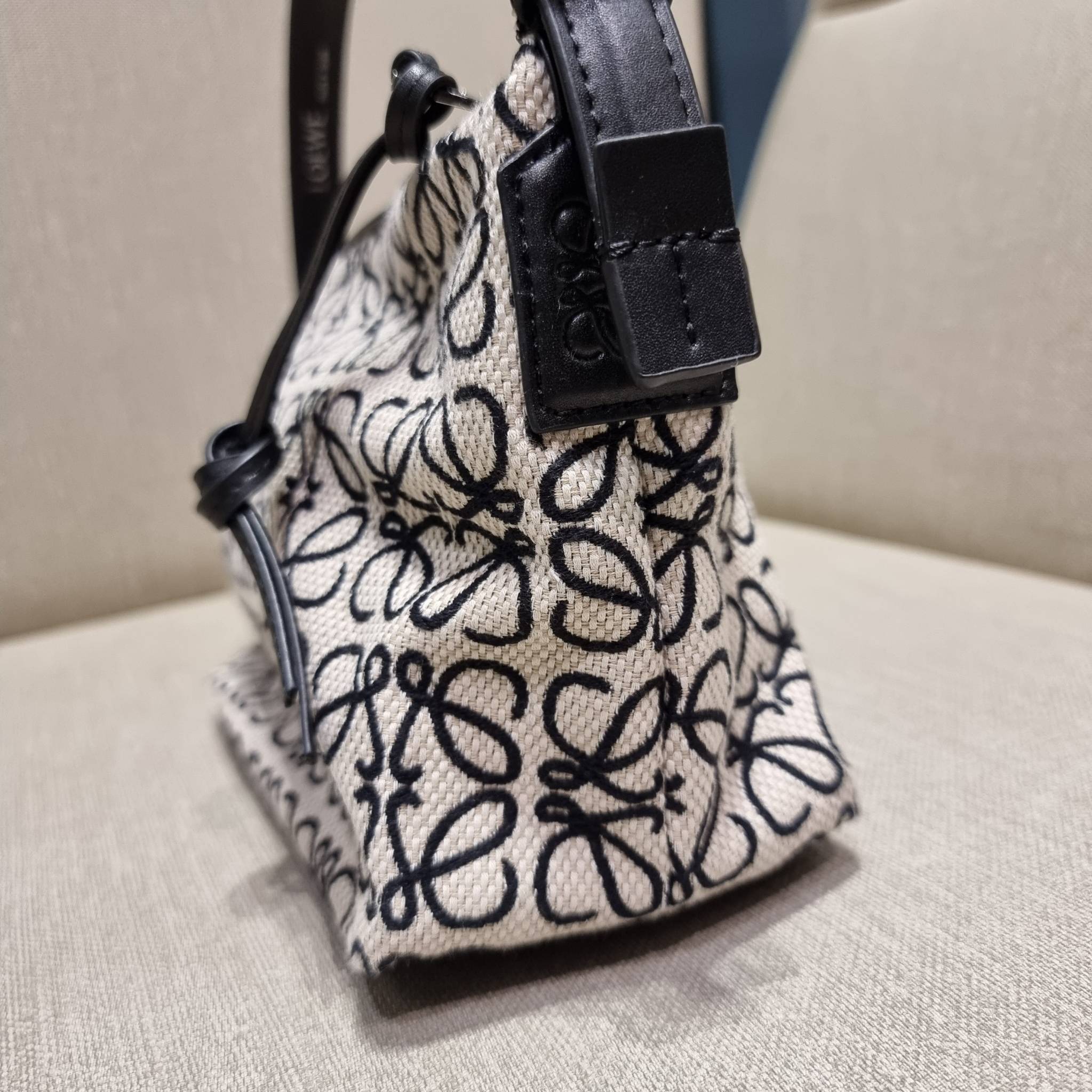 LOEWE SMALL CUBI BAG คอลเลคชั่นยอดฮิต กับสีใหม่ล่าสุด กระเป๋าทรงพอช ใบกำลังสวย ดีไซน์ดีเทลน่ารัก ด้วยลวดลายปักบนผืนผ้าคอตตอน มาพร้อมสายสะพายในตัว ที่ปรับความยาวได้อีกเล็กน้อย คล้องไหล่ คล้องแขนได้แบบสบายๆ เปิด-ปิดด้วยซิป ภายในเป็นช่องโล่ง มีช่องแบ่งอีกช่อ