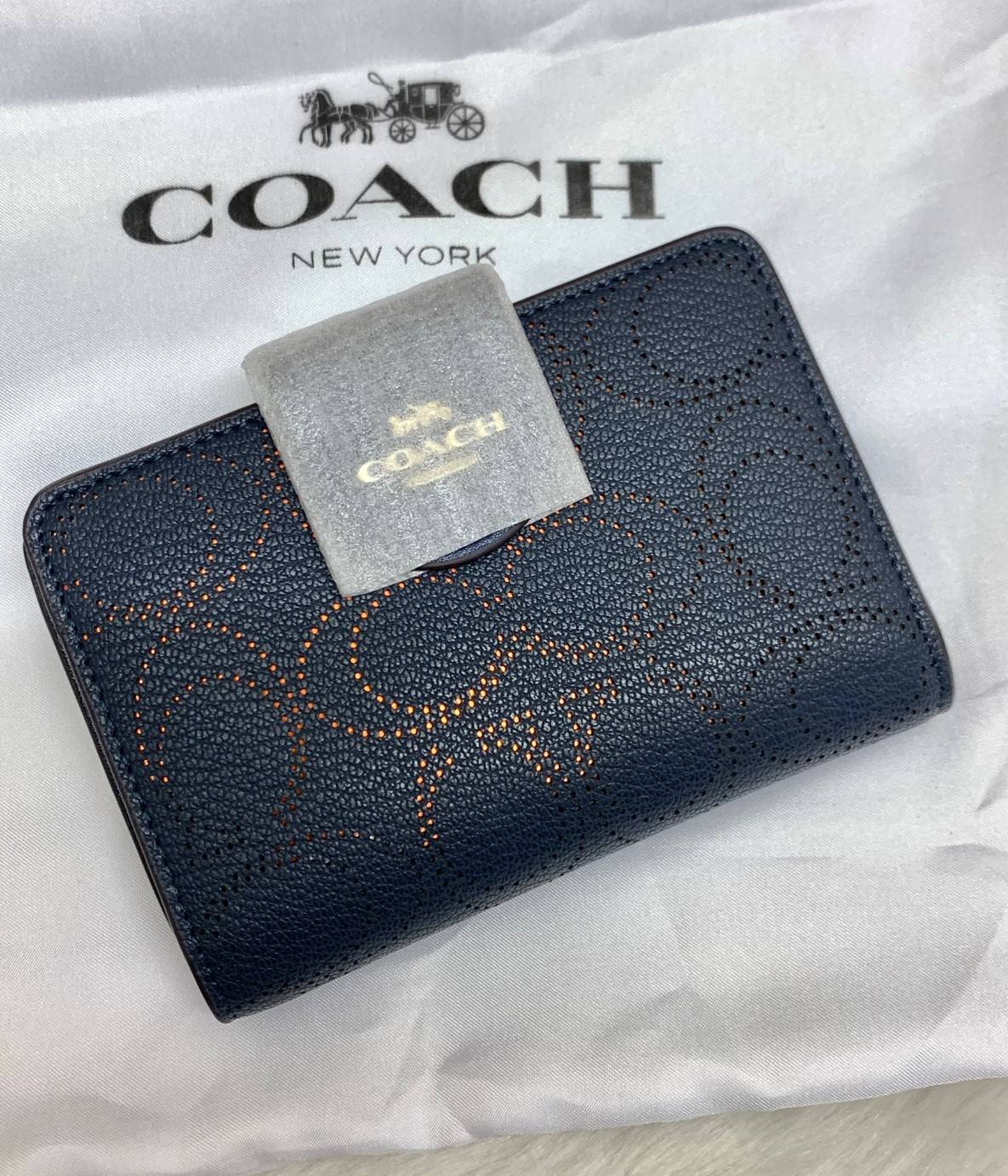 สวยมากๆ ห้ามพลาดเลยนะคะ! COACH MEDIUM CORNER ZIP WALLET IN SIGNATURE ((C4768)) พร้อมส่งค่ะ! กระเป๋าเงินใบขนาดกลางๆ กำลังดี หนังแท้ลายฉลุรูปตัวC ทั้งใบ สวยงามน่าใช้มากๆ ภายในมีช่องเสียบบัตรได้ถึง10ช่อง//ช่องใส่ธนบัตรหนึ่งข่องสามารถใส่แบงค์พันตามยาวได้เลยค่