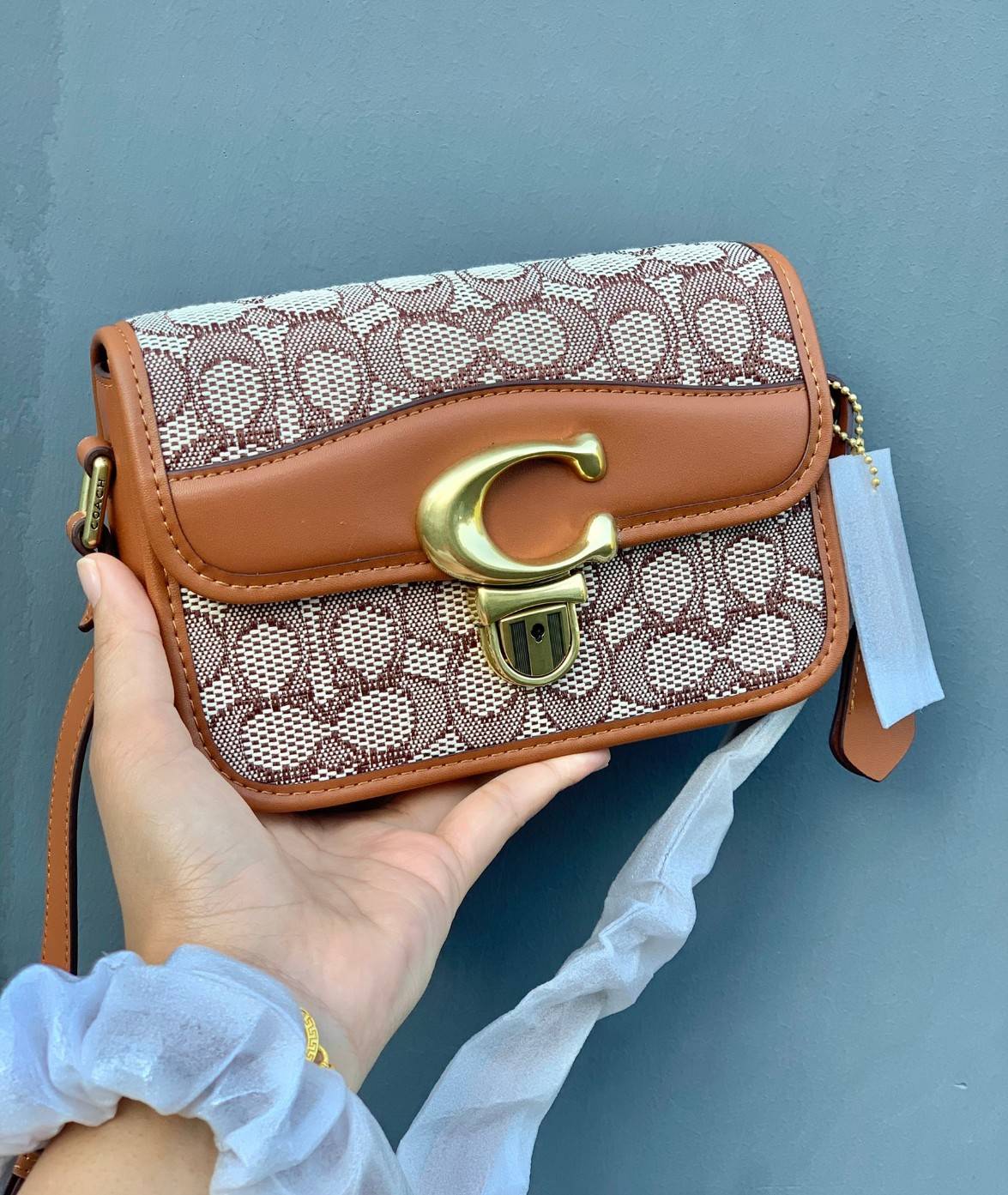 COACH STUDIO SHOULDER BAG 19 IN SIGNATURE JACQUARD ((C7937)) พร้อมส่งที่ไทย ยังไงต้องมีแล้วล่ะสาวๆๆ กระเป๋าสะพายแบบครอสบอดี้ร์ วัสดุJacquard ทอลายแบรนด์+หนังแท้ ได้ลงตัว ลุคคลาสสิค ดูดีมากๆค่ะ ด้านหน้าประดับด้วยโลหะโลโก้แบรนด์ตัวใหญ่ หรู พร้อมที่เปิดปิดแบ