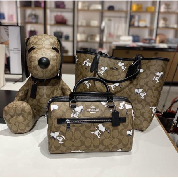 COACH FACTORY BOSTON BAG IN SIGNATURE X SNOOPY COLLECTION กระเป๋าถือหรือสะพายคอลเลคชั่นพิเศษจาก Coach Factory วัสดุ Signature refined calf leather หนังแท้ลายคอลเลคชั่น Snoopy เทคเจอร์สวยอยู่ทรง ดีไซน์ยอดนิยม ด้านหน้ามีโลโก้และช่องซิปแบรนด์ ช่องหลักเปิดปิด