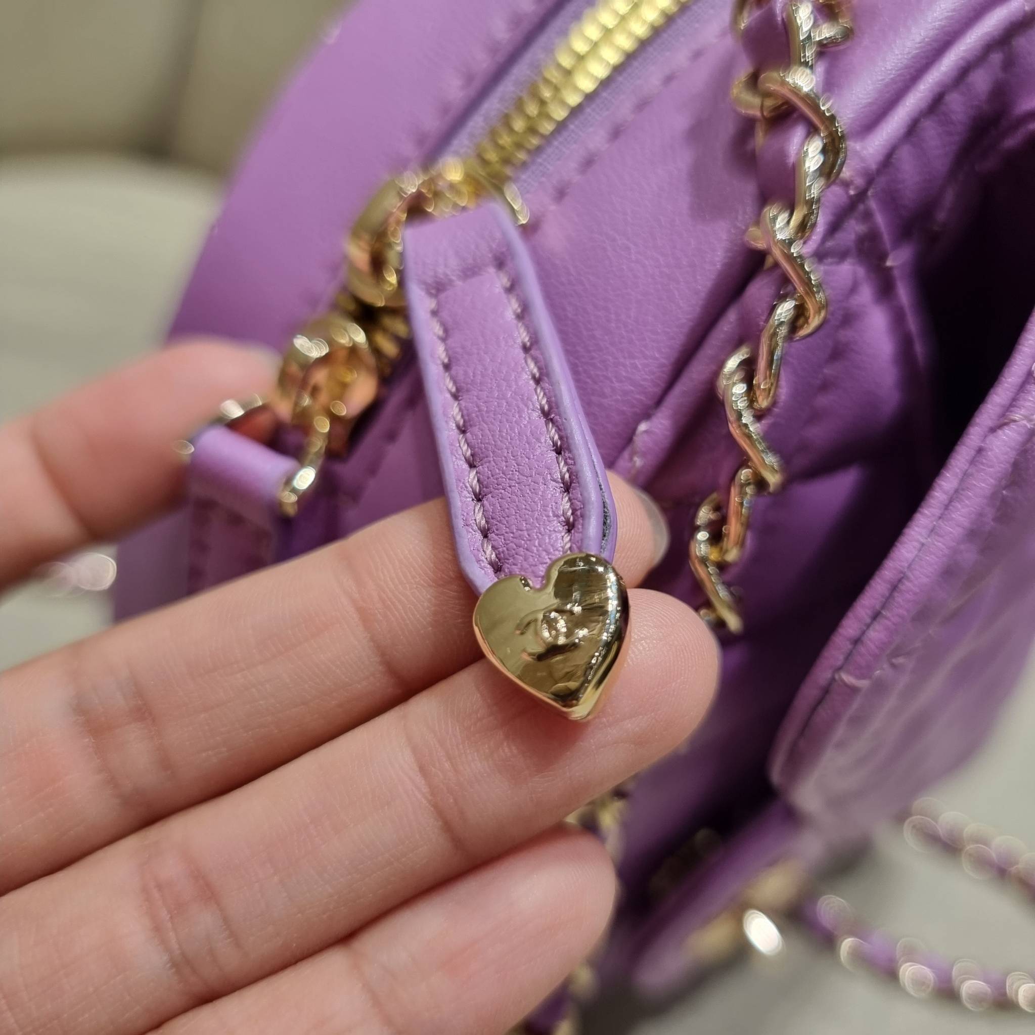 CHANEL Heart Bag Lambskin & Gold-Tone Meta ใหม่มาก สวยมาก มงมาก!! กระเป๋าสะพายสุดคิ้วท์ ที่ดีไซน์รูปทรงหัวใจไม่ซ้ำใคร น่ารักทุกสี น่าใช้ไปเลยแม่!! วัสดุหนังแกะฟอกสี เปิด-ปิดด้วยซิป ด้านหน้ามีช่องเก็บของจุกจิก ภายในเป็นช่องโล่ง ใส่มือถือ ใส่กระเป๋าสตางค์สั