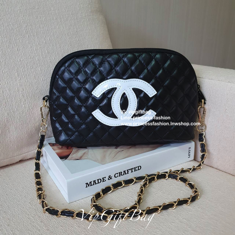 Chanel Clutch Bag With Chain VIP Gift ของแท้จาก Chanel Perfume Counter รุ่น Limited วัสดุหนังเรียบลายตารางเปิดปิดด้วยซิปแบรนด์อะไหล่ทอง ขนาดกำลังดี น้ำหนักเบา ภายในมีโลโก้และช่องซิป มาพร้อมสายสะพายโซ่ร้อยหนังถอดออกได้ ใส่กระเป๋าสตางค์ยาว + มือถือได้ทุกรุ่