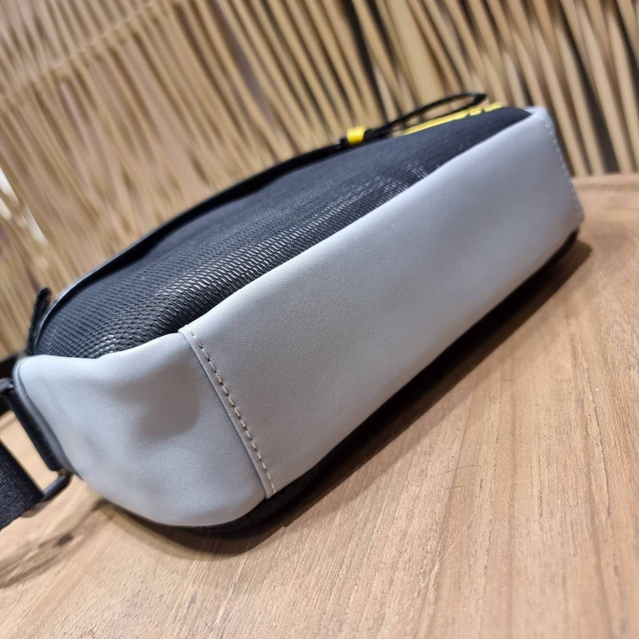 COACH EDGE CROSSBODY WITH CAMO PRINT ((2381, 2373)) ความเท่ never die!! กระเป๋าครอสบอดี้ทรงยอดฮิต ที่หนุ่มๆไม่ควรพลาด รูปทรงดีไซน์คลาสสิค ใช้งานง่าย วัสดุหนังแท้ตกแต่งตาข่ายพร้อมลายพริ้นท์ด้านหน้า สุดคูล!! ตัวกระเป๋ามีซิปหลัก และซิปด้านหน้า พร้อมช่องแยกด้