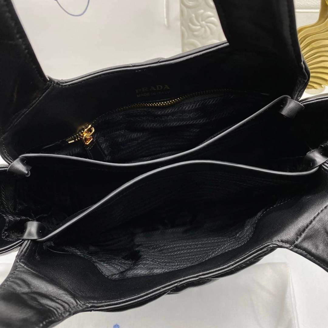 Medium PRADA nappa-leather tote bag with topstitching / PRADA Tote Bag กระเป๋าทรงโท้ท ภายในโล่งกว้าง มีหูจับในตัว ใส่สัมภาระได้เยอะจุใจ พร้อมส่งที่ไทยสวยน่าใช้มากห้ามพลาด!