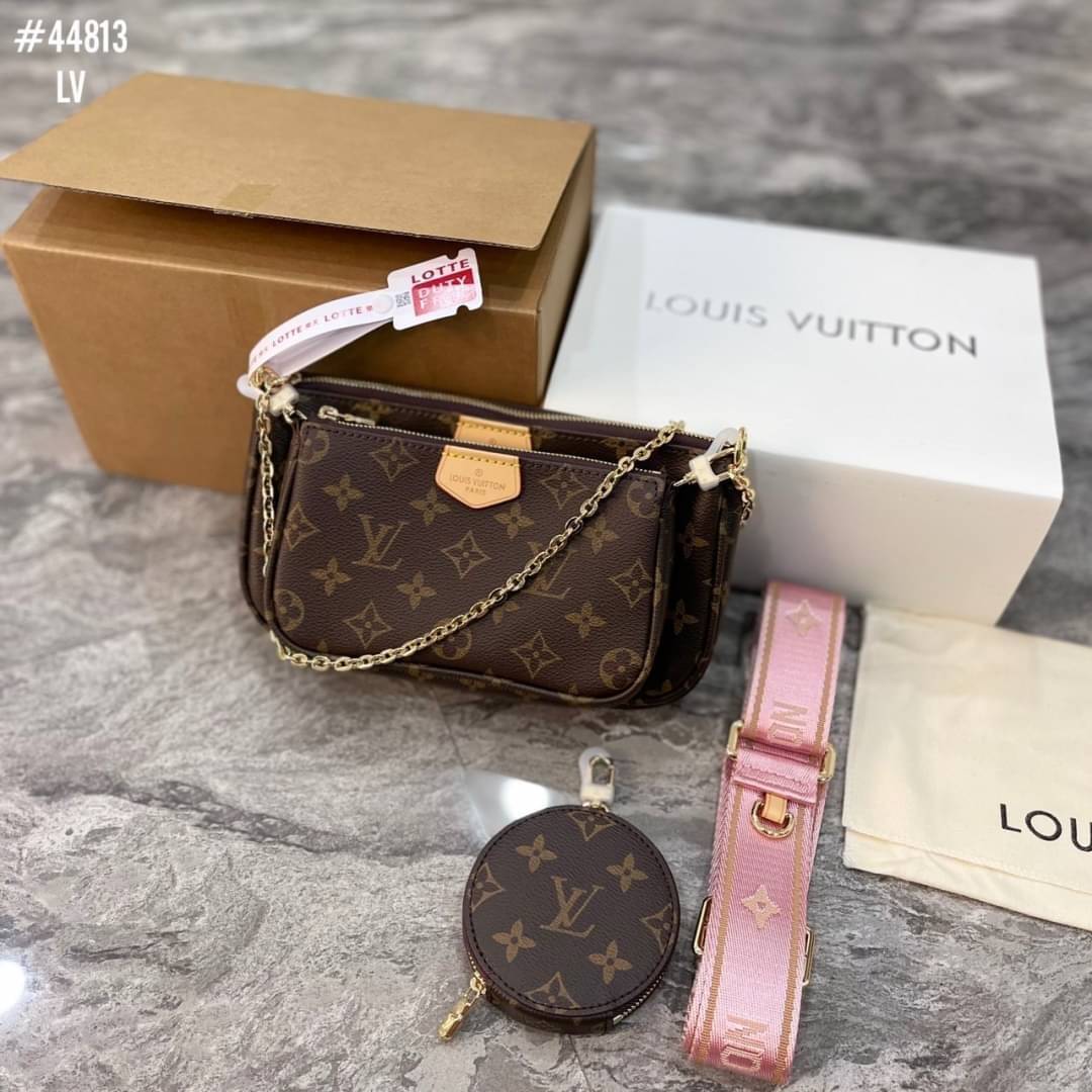 LV Multi Pochette Accessoires Monogram Canvas กระเป๋าสะพายมัลติฟังก์ชั่น รุ่นยอดนิยม สายสปอรต์สีชมพูโดดเด่นเป็นเอกลักษณ์ ดีไซน์คลาสสิควินเทจ สะพายปรับลุคได้หลายสไตล์ รับรองคุ้มค่าจริงๆจ้า