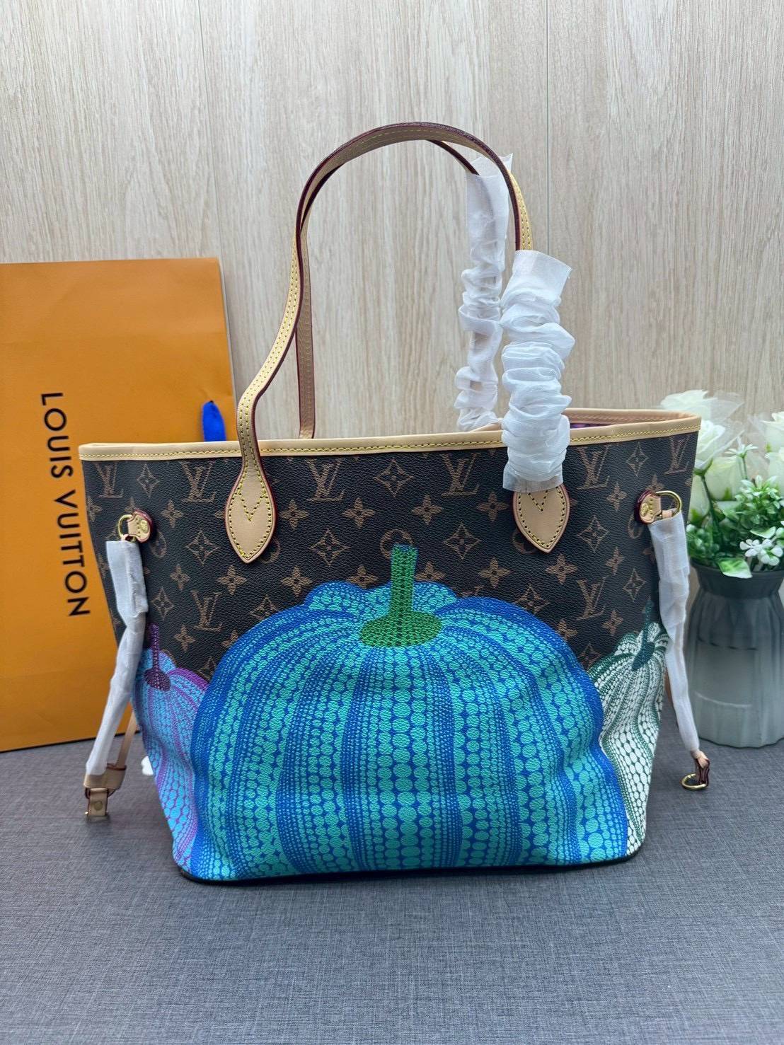 ORI หนังแท้ | LV x YK Neverfull MM Bag Monogram Pumpkin / LV Tote Bag กระเป๋าสะพายทรงโท้ทใบใหญ่ ลายฟักทองหลากสีสดใส