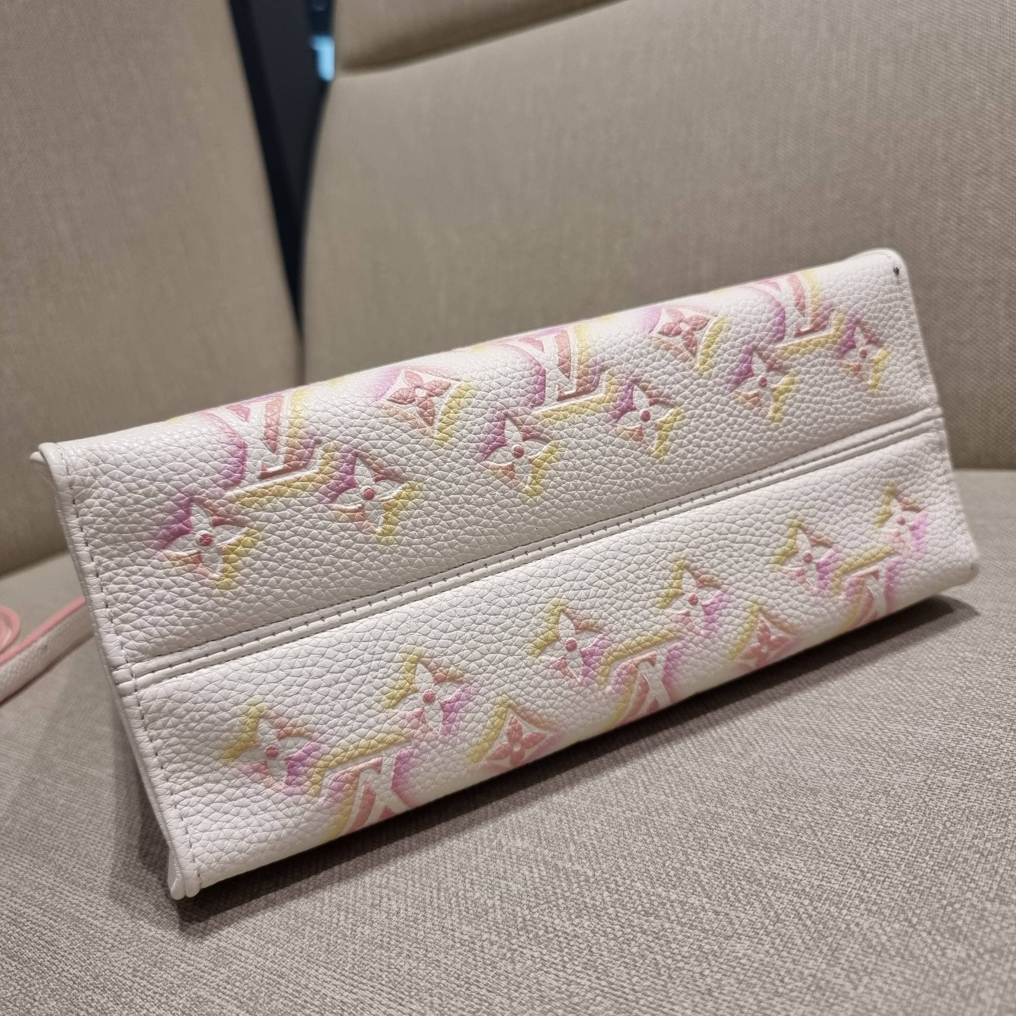 LV crossbody tote bag / LV Shopping Bag ดีไซน์ใหม่ น่ารัก ละมุน น่าใช้มาก กระเป๋าทรงโท้ทที่ใครเห็นต้องเป็นคลั่งรัก ดีไซน์คลาสสิค ผู้ดี หรูหรา โทนสีใช้งานง่าย ทุกสไตล์ วัสดุหนัง pepble มาพร้อมหูจับในตัว คล้องแขนก็ดูแพง หรือจะเกี่ยวสายครอสสะพายก็อัพลุคได้เล