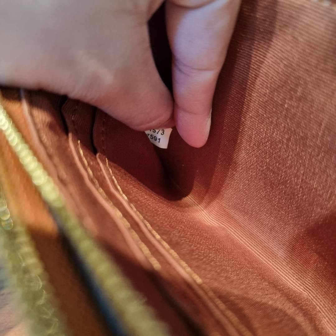 COACH F87591 DOUBLE CORNER ZIP WALLET IN SIGNATURE COATED CANVAS คล้องมือรุ่น 2 ซิป!! มาแล้วจ้า 🌟🤗 ไซส์นี้คือเหมาะมือจริงๆ พกง่ายเช่นเคย ไม่ต้องกังวลว่าจะเกะกะหรือกินพื้นที่กระเป๋าหลัก วัสดุหนังแคนวาสเคลือบลาย มีช่องหลักแยก 2 ช่อง ภายในบุผ