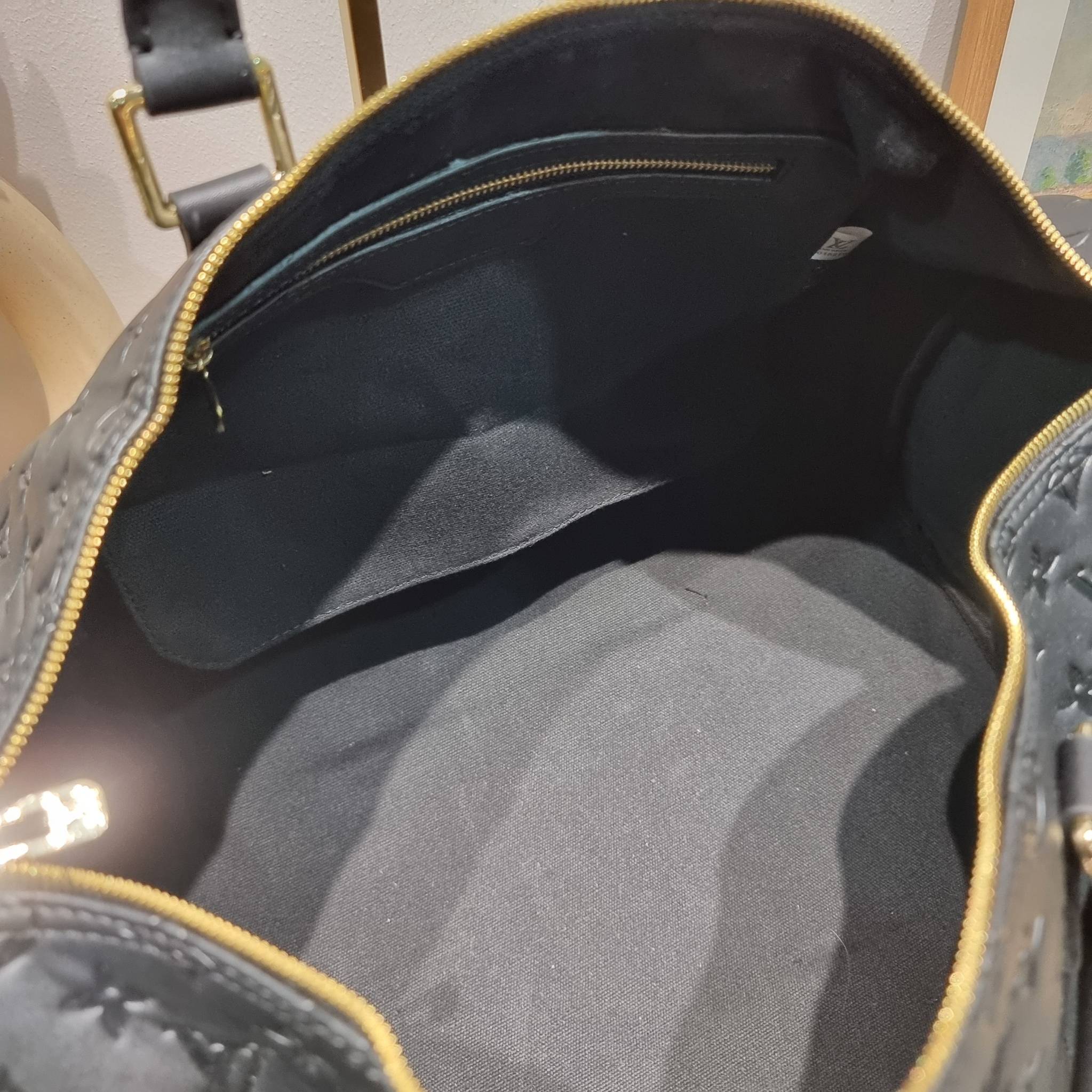 LV KEEPALL BANDOULIERE MONOGRAM LEATHER กระเป๋าเดินทางสุดคลาสสิค ทึ่ใครๆก็เฝ้ารอ ไอเท็มที่จะทำให้การเดินทางไม่ธรรมดาอีกต่อไป ด้วยดีเทลความเป็นเอกลักษณ์ เรียบแต่หรู วัสดุหนังวัวสัมผัสดี ปั๊มลวดลายโมโนแกรมรอบใบ เปิด-ปิดด้วยซิปแน่นหนา มีกุญแจล็อคได้ มีสายสะพ