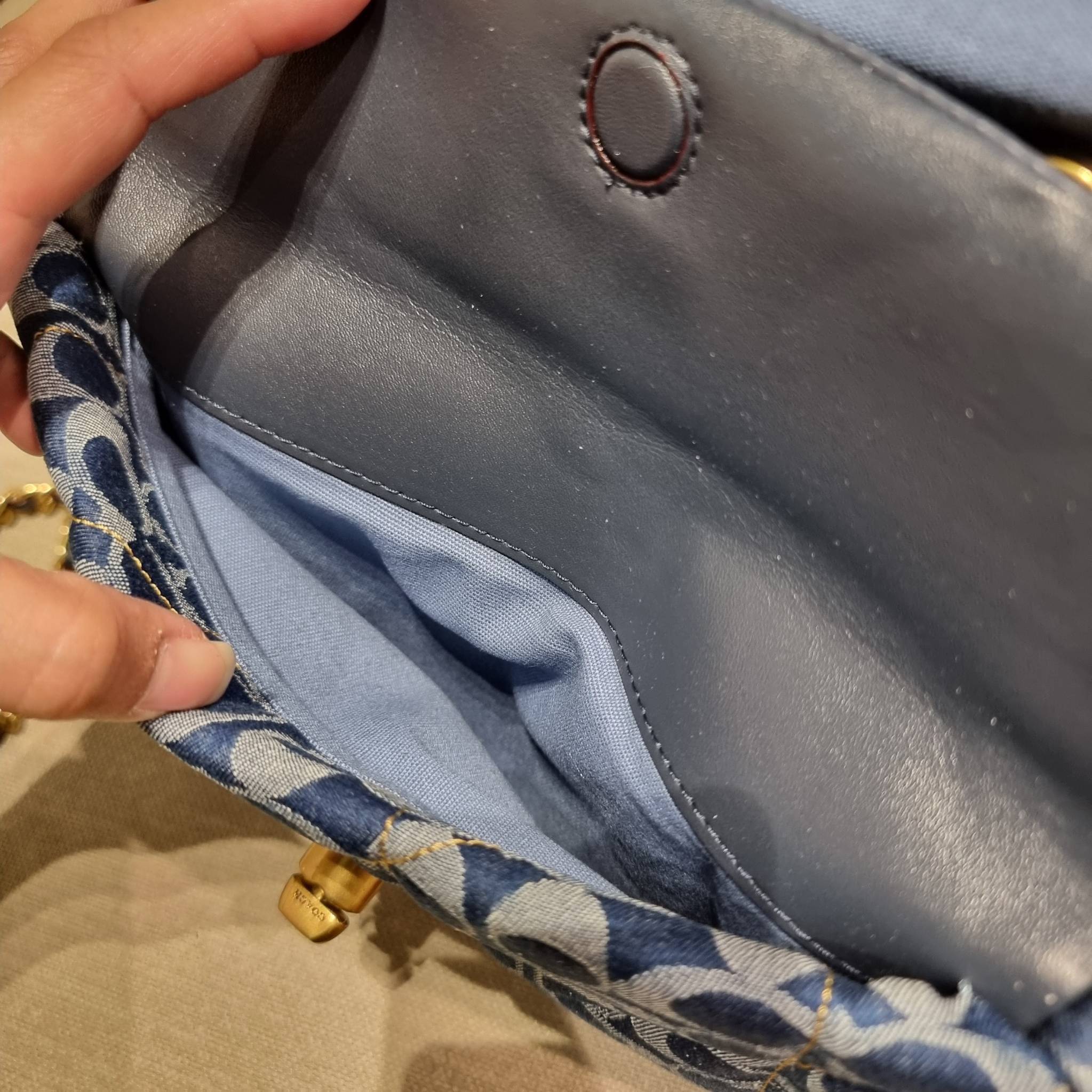 COACH CA104 PILLOW MADISON SHOULDER BAG IN SIGNATURE DENIM WITH QUILTING หรูหราที่หนึ่งต้องยกให้เลย กับไอเท็มนี้ กระเป๋าสะพายดีไซน์สุดล้ำ เดินเส้นสวยคม วัสดุผ้าเดนิม สวยเฉียบ ดูแพง เปิด-ปิดด้วยตัวบิดล็อค ใช้งานสะดวก ด้านหลังมีช่องเก็บของจุกจิกได้ ภายในแบ่