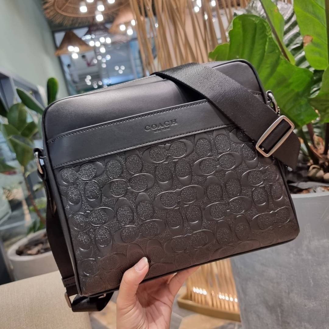 COACH F28455 CHARLES CAMERA BAG IN SIGNATURE LEATHER รุ่นสุดฮิตที่หนุ่มๆเค้ารู้กัน กับกระเป๋าสะพายข้างทรงแมสเซนเจอร์ ที่อัพเลเวลความหรูด้ายลายปั๊มซิกเนเจอร์นูน บนวัสดุหนัง crossgrain ตัดสลับด้วยหนังแท้ สัมผัสดีทั้งใบ มีช่องซิปให้ด้านหน้า และช่องย่อยด้านหล