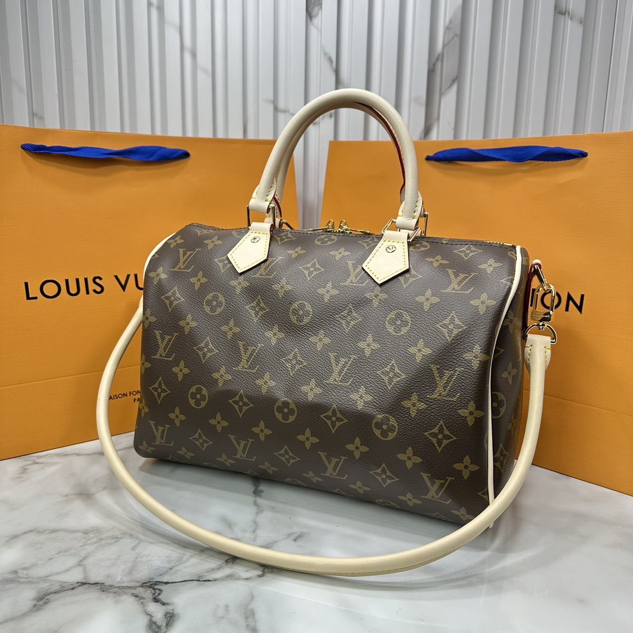 LV speedy soft 30 crafty bag กระเป๋าทรงหมอน รุ่นท็อปฮิต กับดีไซน์ใหม่ต้อนรับฤดูกาลท่องเที่ยว โดดเด่นด้วยการตกแต่งลายพิมพ์ซิกเนเจอร์ และป้ายแท็กหนังสุดเก๋
