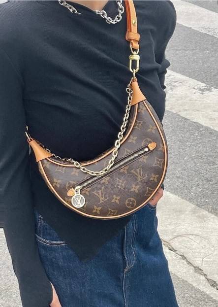 LOUIS VUITTON MONOGRAM LOOP BAG กระเป๋าทรง Loop ที่รังสรรค์ออกมาได้สวย เก๋ และดูดีมากๆ หนังแท้ มีความนิ่มละมุน สัมผัสแล้วคือใช่เลยค่ะ😘 ด้านหน้ามีช่องซิปเล็กให้ใส่ของจุกจิก เปิด-ปิดช่องหลักแบบซิป ภายในสามารถใส่กระเป๋าเงินใบกลางได้;มือถือได้ทุกรุ่น;