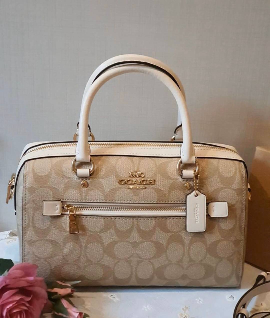 ของแท้ 💯% COACH ROWAN SATCHEL ลาย c กระเป๋าทรงหมอนรุ่นใหม่ ขนาดยาวกว่าเดิมนิดนึง มีช่องซิปใส่ของด้านหน้า มาพร้อมสายยาวค่ะ