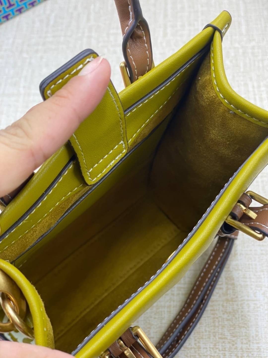 TORY BURCH T MONOGRAM EMBOSSED MINI TOTE สุดหรูกับกระเป๋าสะพายทรงโท้ท ไซส์มินิ ที่สร้างความหรูหราให้ตัวกระเป๋าด้วยดีเทลลายนูน แต่งแต้มลวดลายเอกลักษณ์ สีลูกคุณมากๆ!! วัสดุหนังแท้ ผิวสัมผัสดี ปากกระเป๋ามีแถบแม่เหล็กกันของหล่นได้ ภายในโล่ง ใส่ของจำเป็นได้ โท