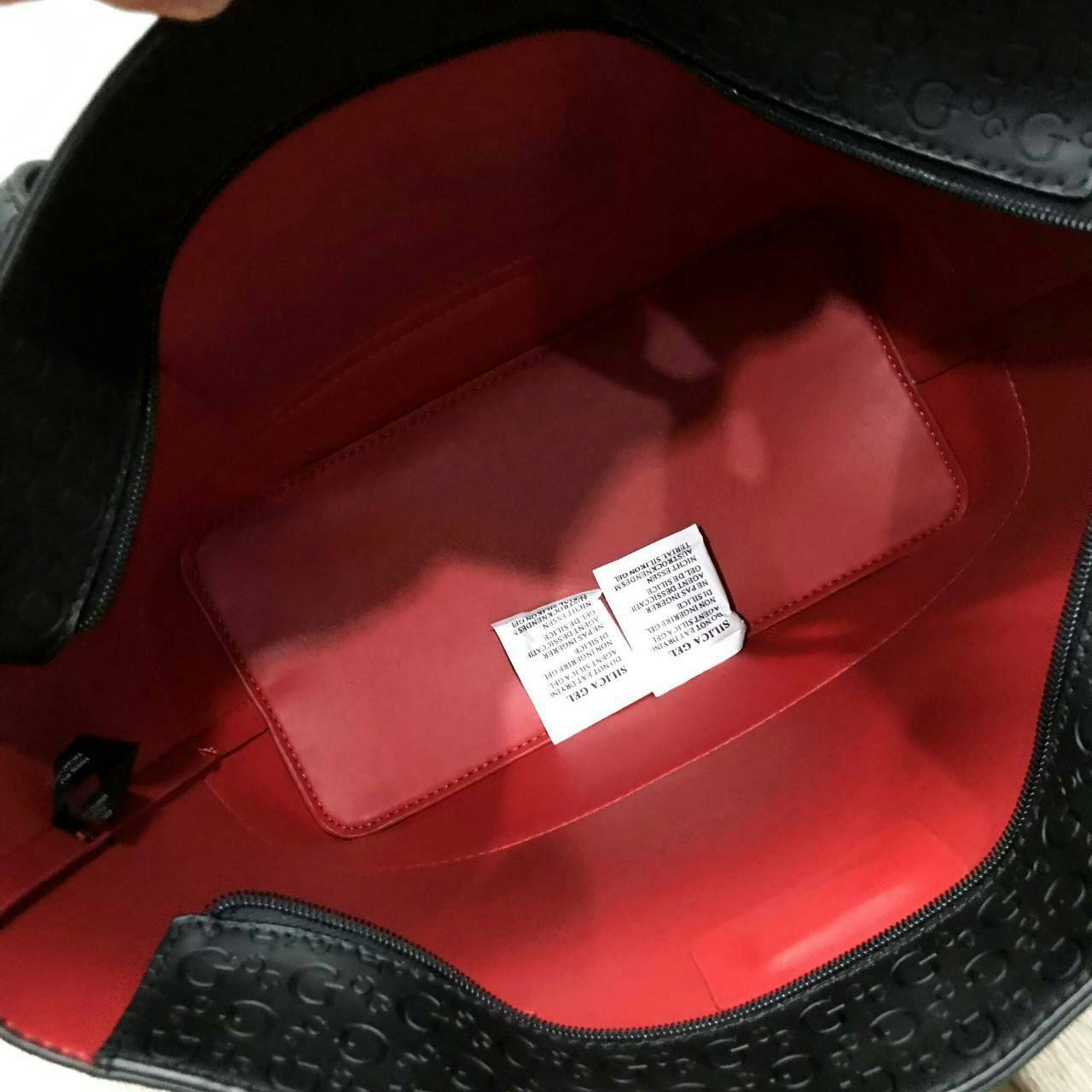 GUESS SINGNATURE SHOPPER BAG (SIZE L) กระเป๋าสะพายรุ่นใหม่ล่าสุดจาก GUESS FACTORY หนังสวยอยู่ทรงปั้มลาย Singnature Brand รอบใบ ด้านหน้าประดับโลโก้แบรนด์ ด้านหลังมีช่องใส่ของ หูหิ้วสะพายไหล่ได้สามารถเลื่อนปรับระดับได้ พร้อมประดับพู่หนังห้อยที่หูกระเป๋าดูมี