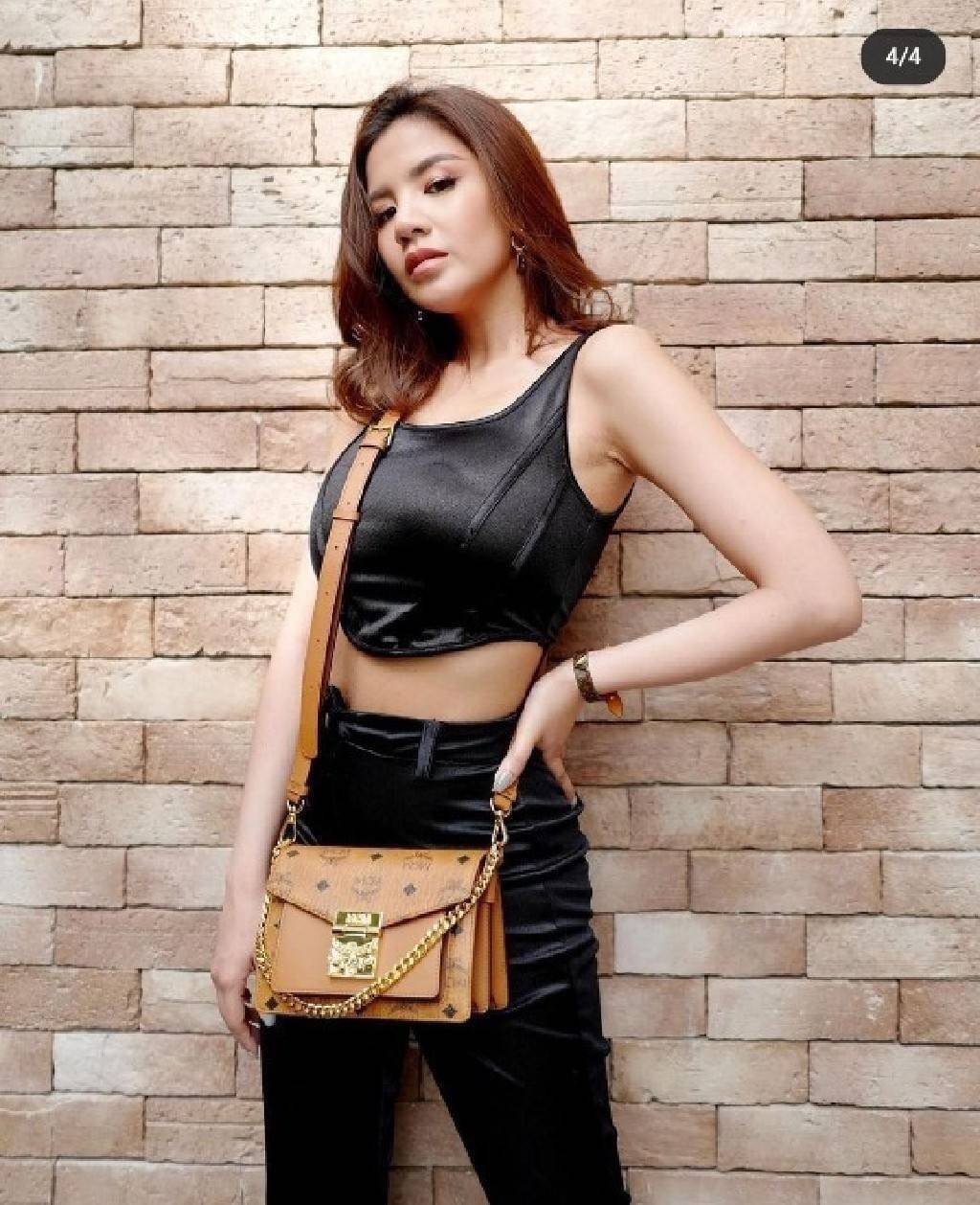 M.C.M MINI PATRICIA CROSSBODY IN VISETOS กระเป๋าสะพายไซส์มินิ เล็กๆแต่ดีเทลยิ่งใหญ่!! เป็นอีกหนึ่งรุ่นที่หรูเกินตัว ด้วยดีไซน์และขนาดพอเหมาะ สาวๆต้องปลื้มแน่นอนใบนี้ วัสดุหนังแคนวาสคุณภาพดีสลับหนังแท้ เปิด-ปิดด้วยตัวกดล็อคอะไหล่ทองสุดหรู ภายในเป็นหนังกลับ