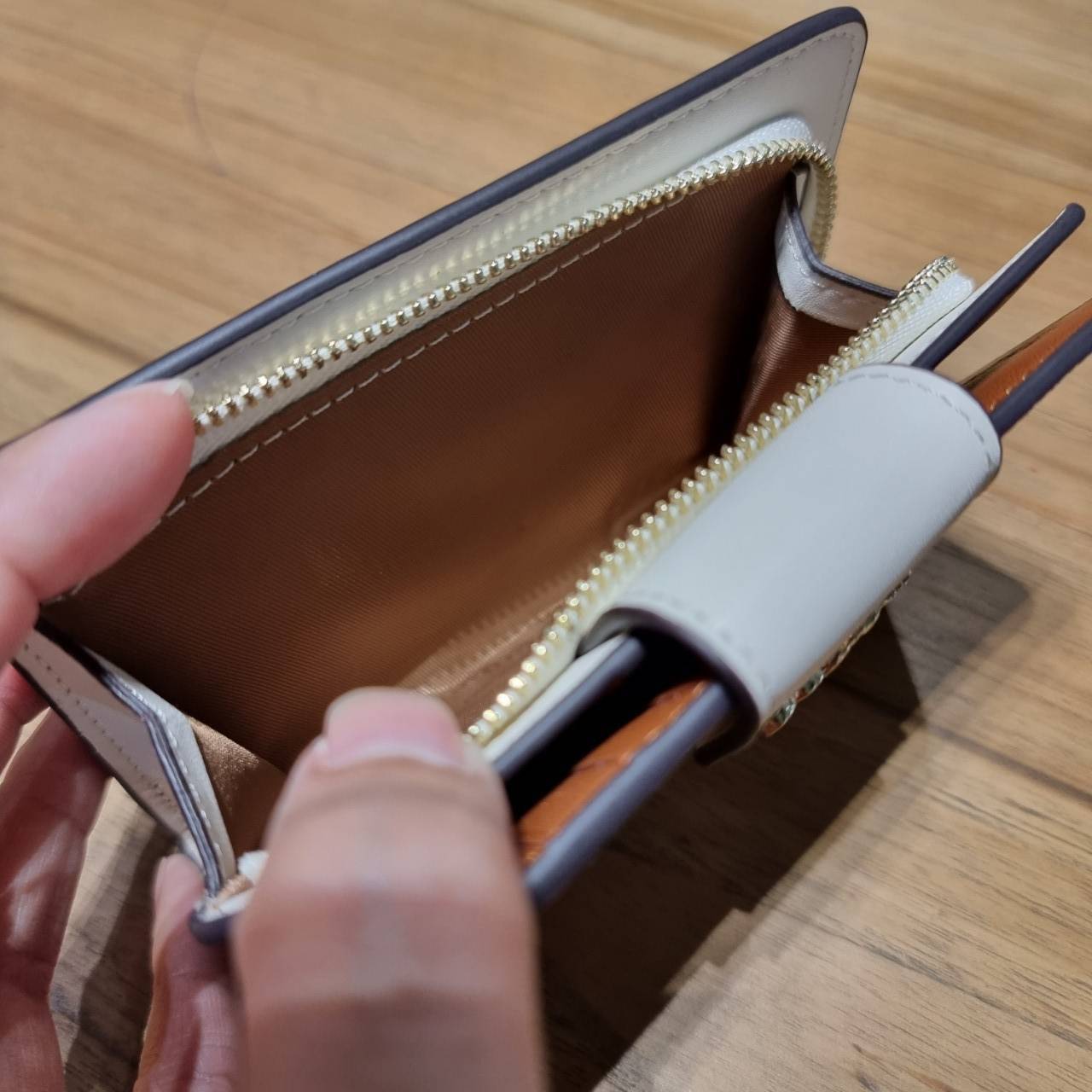 COACH C4117 MEDIUM CORNER ZIP WALLET IN SIGNATURE CANVAS WITH APPLE PRINT ดีไซน์ใหม่ล่าสุด!! คอลเลคชั่นลายพริ้นท์แอปเปิ้ลแดงโดดเด่นบนพื้นลายซิกเนเจอร์ เพิ่มลูกเล่นให้กระเป๋าสตางค์ของคุณ กระเป๋าสตางค์ใบกลาง ขนาดกำลังเหมาะมือ วัสดุหนังแคนวาส ดูแลรักษาง่าย ม