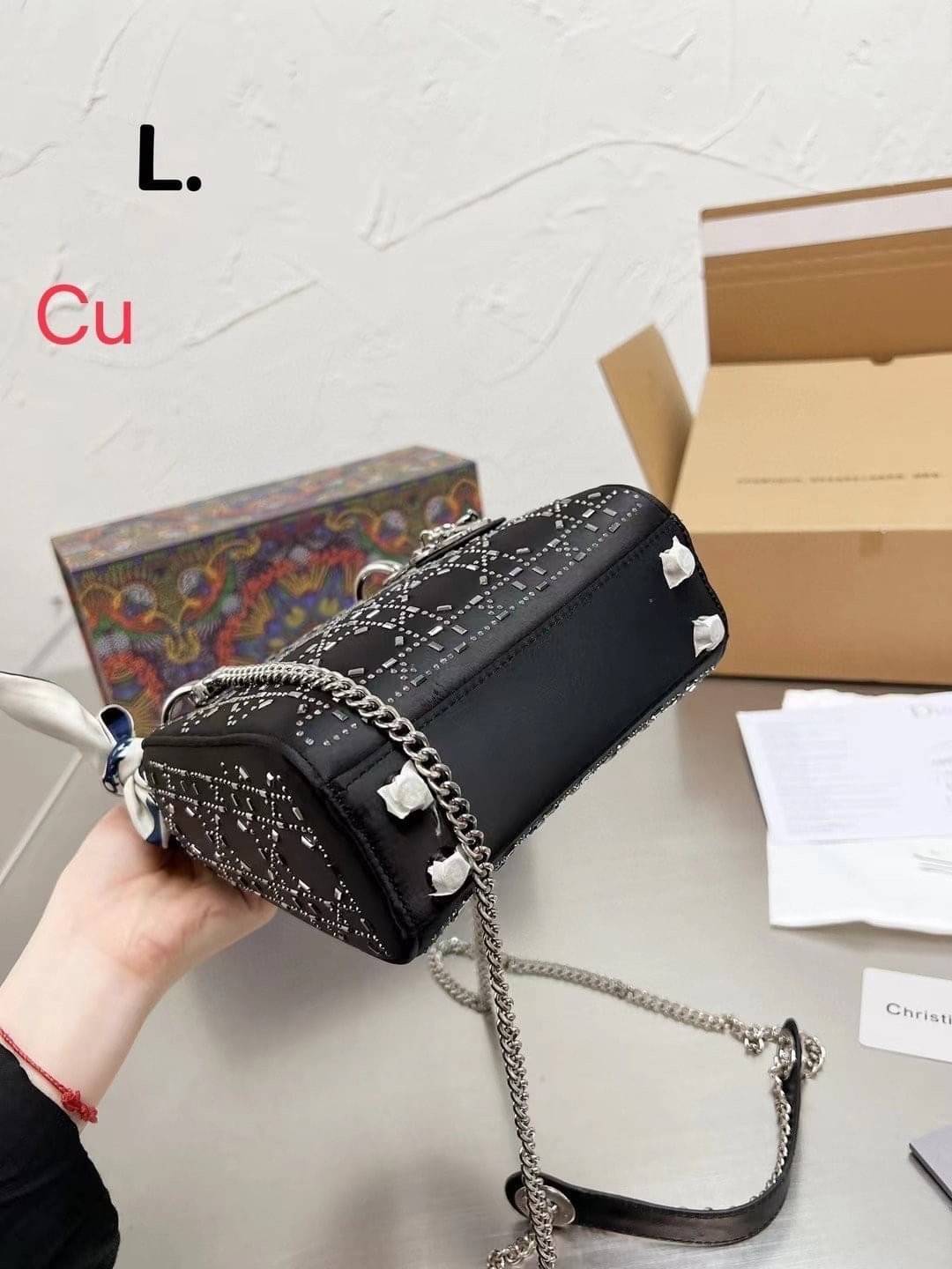 DIOR Lady Diamond Rhombus Handbag / Mini Lady Dior Bag Black Strass Cannage Satin กระเป๋าสะพายข้างตกแต่งหมุดเต็มใบ ไม่มีคือพลาด หรูจริงอะไรจัง ทรงกล่องคลาสสิค มีหูจับในตัวและสายครอสบอดี้สุดเลิศ แต่งเติมดีเทลอัพราคาไปอีก