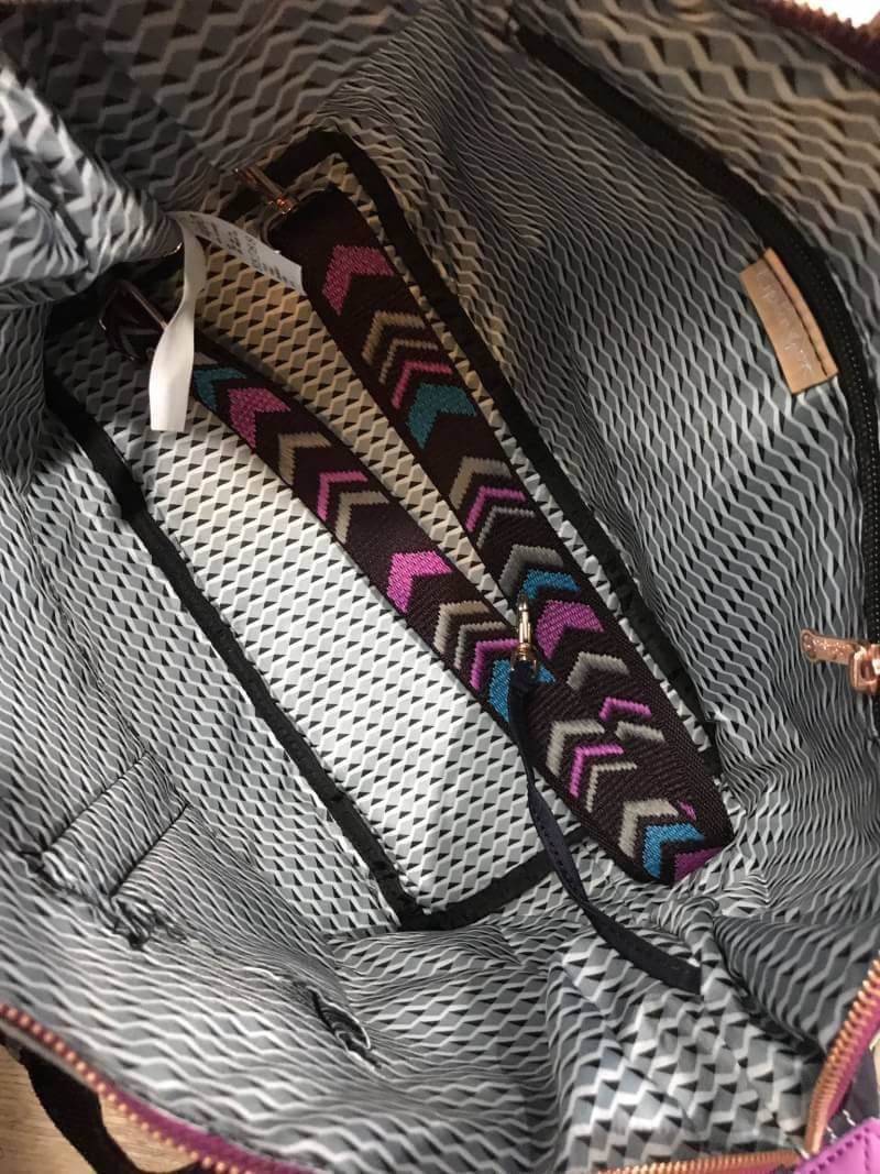 BEST SELLER! NEW! KIPLING ART TOTE BAG กระเป๋าถือหรือสะพายรุ่นใหม่ Special Limited Edition วัสดุ Nylon+Polyester 100% น้ำหนักเบาโดดเด่นที่สามารถรูดซิปมุมกระเป๋าเปลี่ยนทรงได้ไม่จำเจ มีหูหิ้วสะพายไหล่เเละสายยาว crossbody เลื่อนปรับระดับได้ มือจับหูหิ้วเป็นห